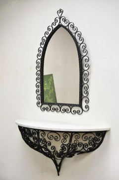 Consola y espejo franceses antiguos Art Nouveau de hierro forjado con volutas para montar en la pared