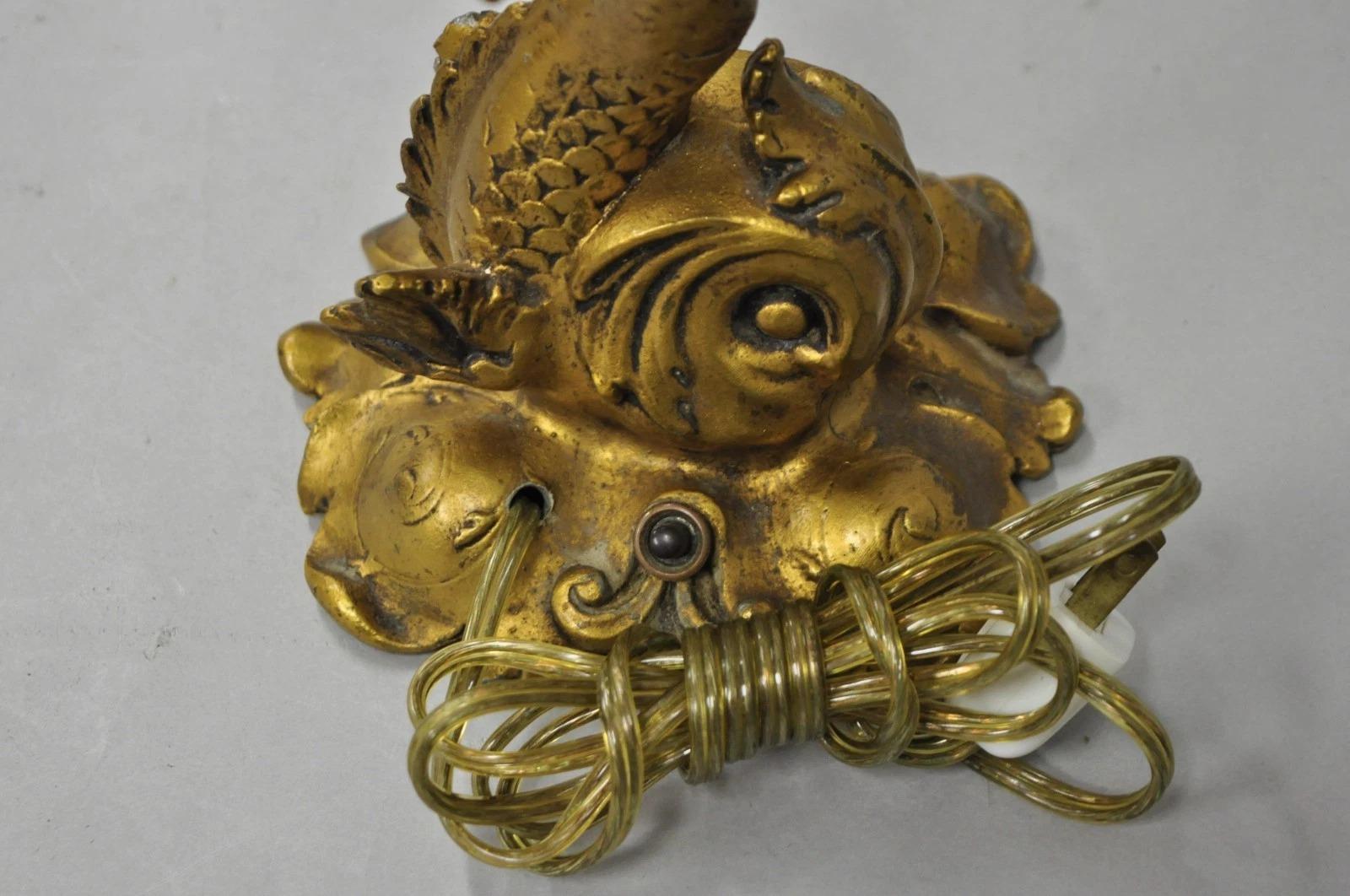 Antique French Art Nouveau Petite lampe de table en métal doré Figural Dolphin en vente 3