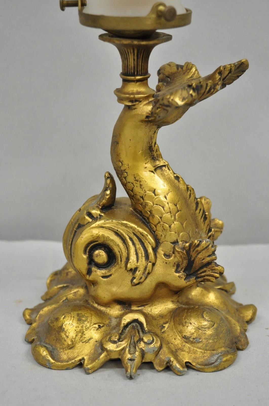 Art nouveau Antique French Art Nouveau Petite lampe de table en métal doré Figural Dolphin en vente