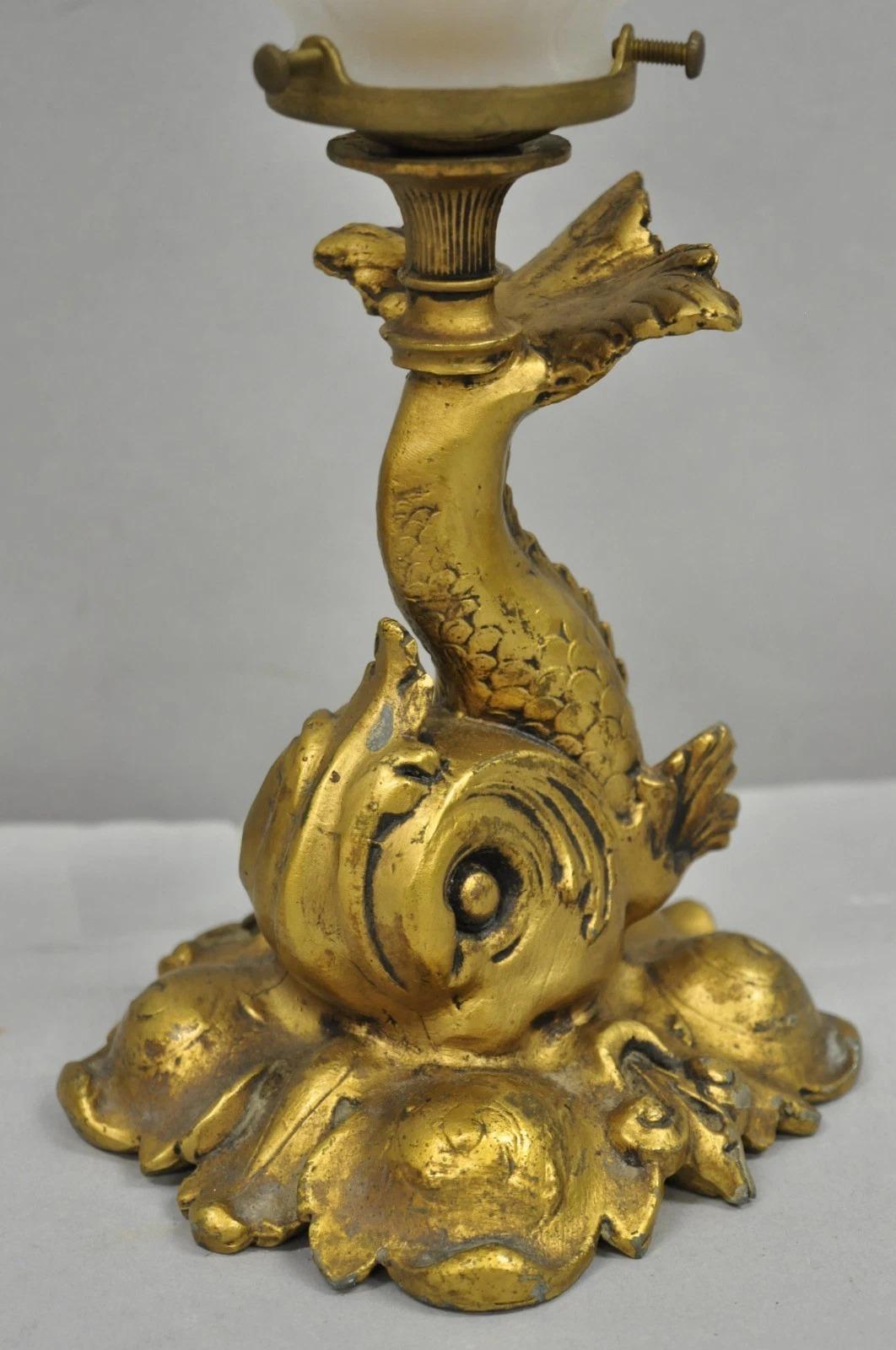 Inconnu Antique French Art Nouveau Petite lampe de table en métal doré Figural Dolphin en vente