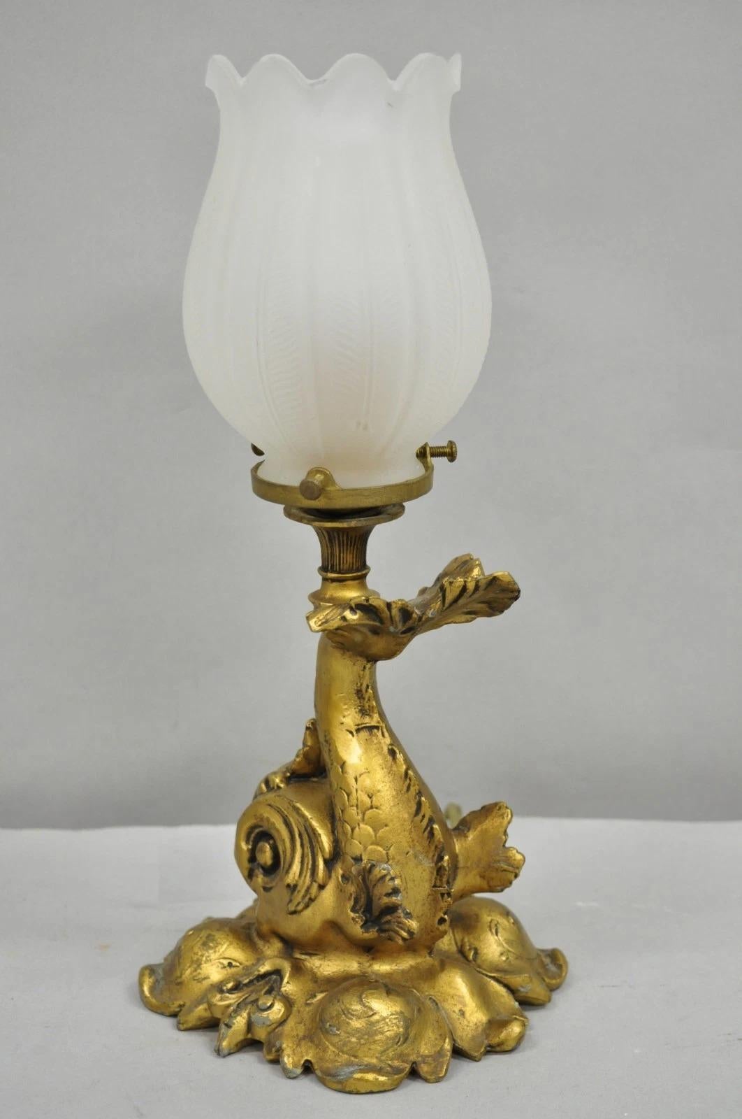 Métal Antique French Art Nouveau Petite lampe de table en métal doré Figural Dolphin en vente
