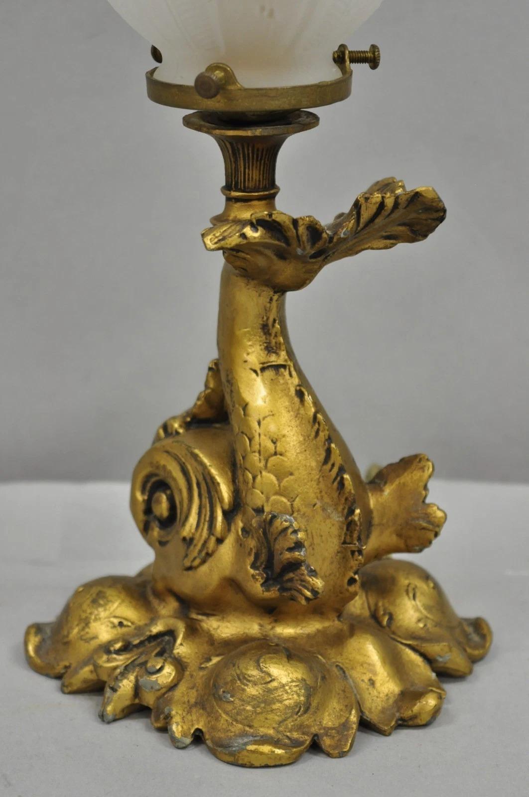 Antique French Art Nouveau Petite lampe de table en métal doré Figural Dolphin en vente 1