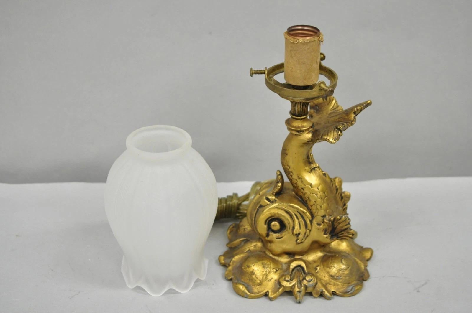 Antique French Art Nouveau Petite lampe de table en métal doré Figural Dolphin en vente 2