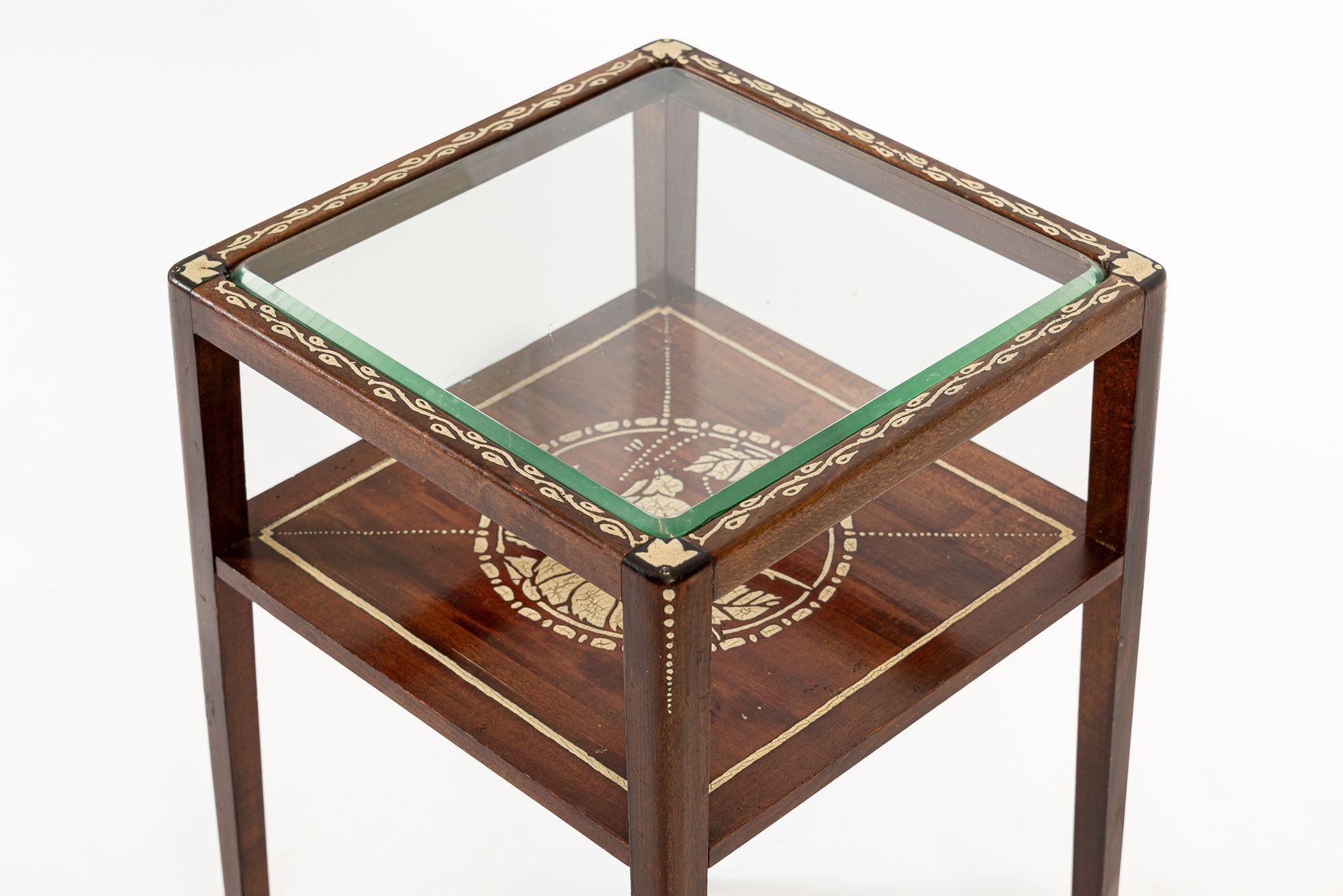 Français Petite table d'appoint française ancienne Art Nouveau en bois peint à la main en vente