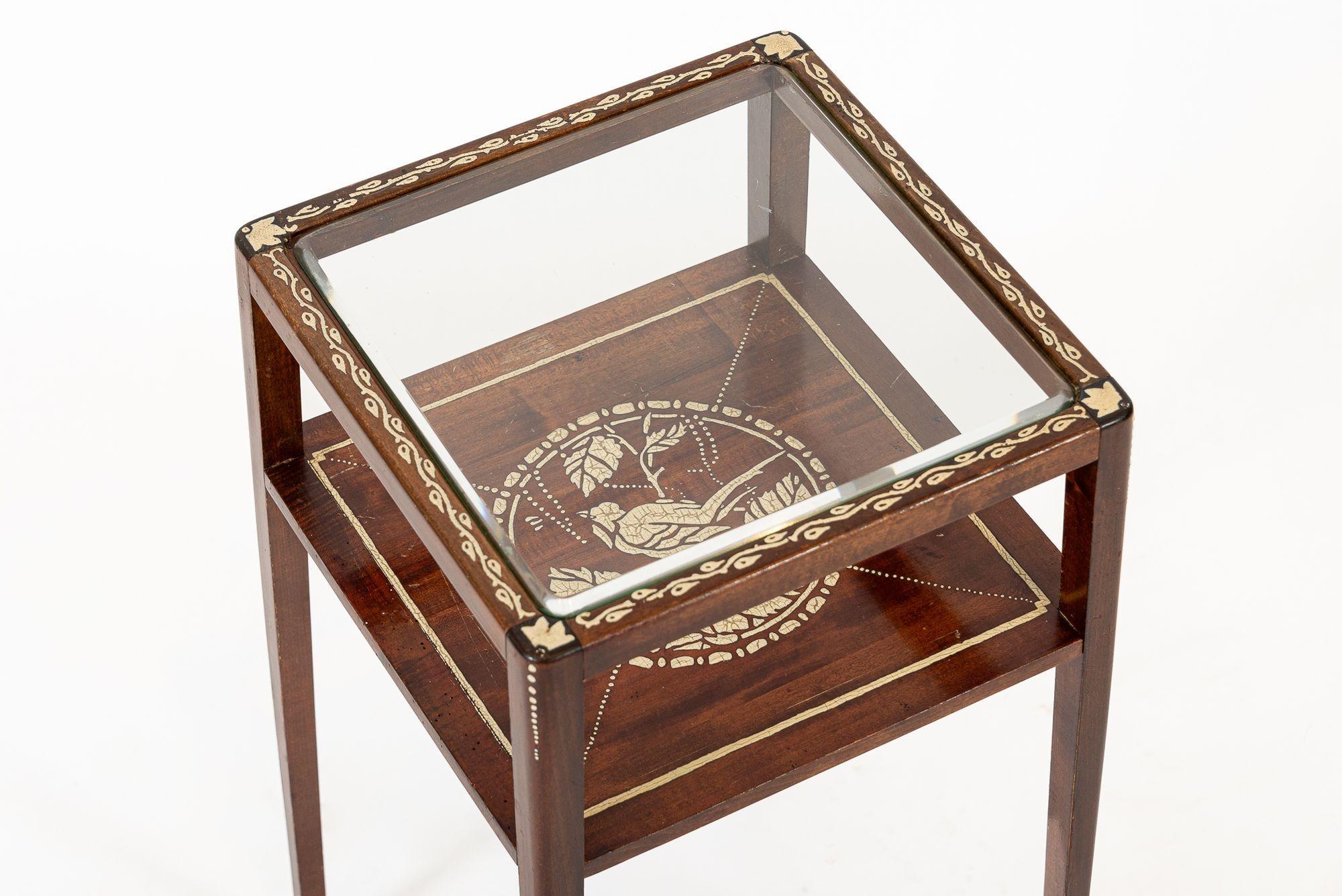 Fait main Petite table d'appoint française ancienne Art Nouveau en bois peint à la main en vente