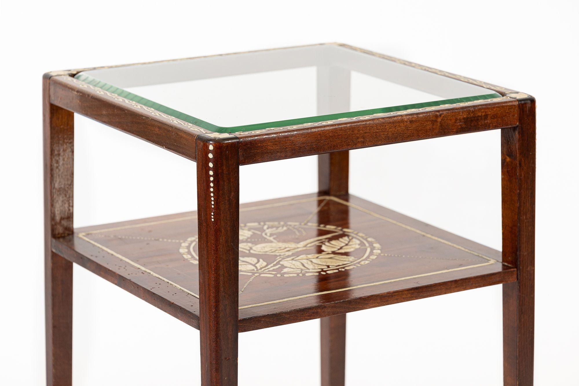 Petite table d'appoint française ancienne Art Nouveau en bois peint à la main Bon état - En vente à Detroit, MI