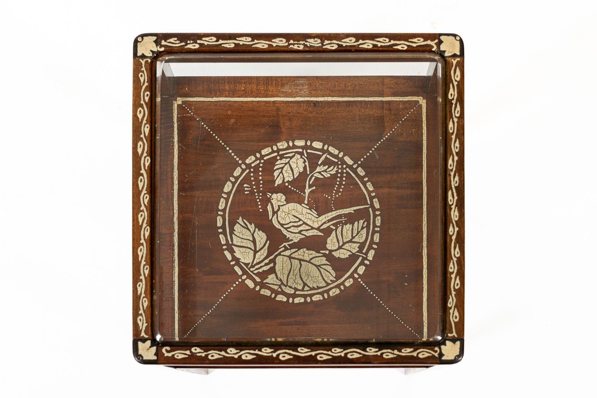 Début du 20ème siècle Petite table d'appoint française ancienne Art Nouveau en bois peint à la main en vente