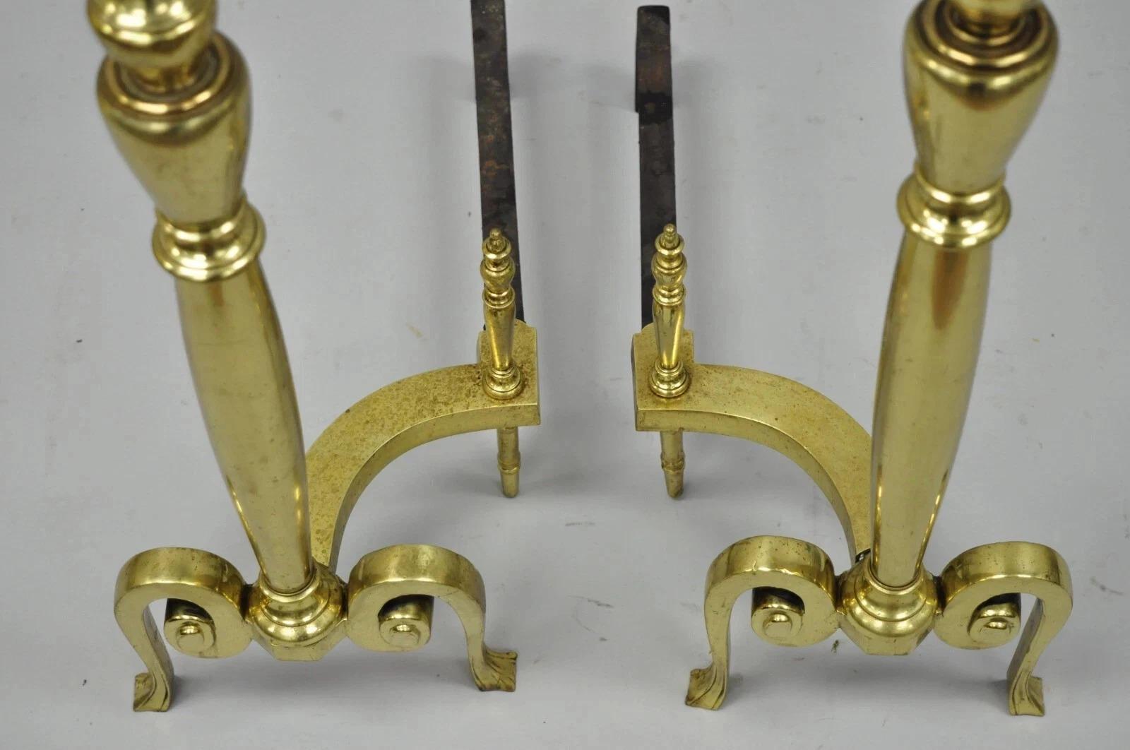 Antique French Art Nouveau Style Brass Urn Finial Fireplace Andirons - a Pair (20. Jahrhundert) im Angebot