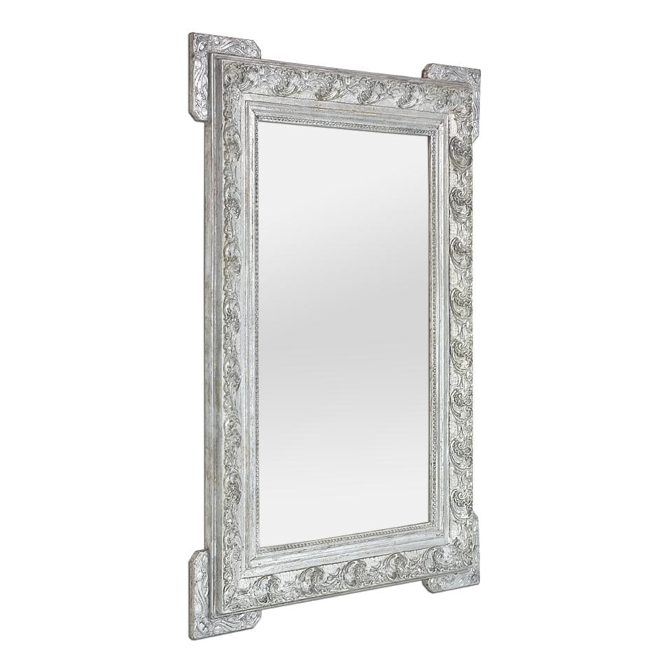 Miroir français ancien en bois argenté patiné, période Art Nouveau, vers 1900. Avec des décorations florales et végétales dans l'esprit Art nouveau, une rangée de petites perles autour du miroir en verre. Dorure à la feuille. Largeur du cadre : 11