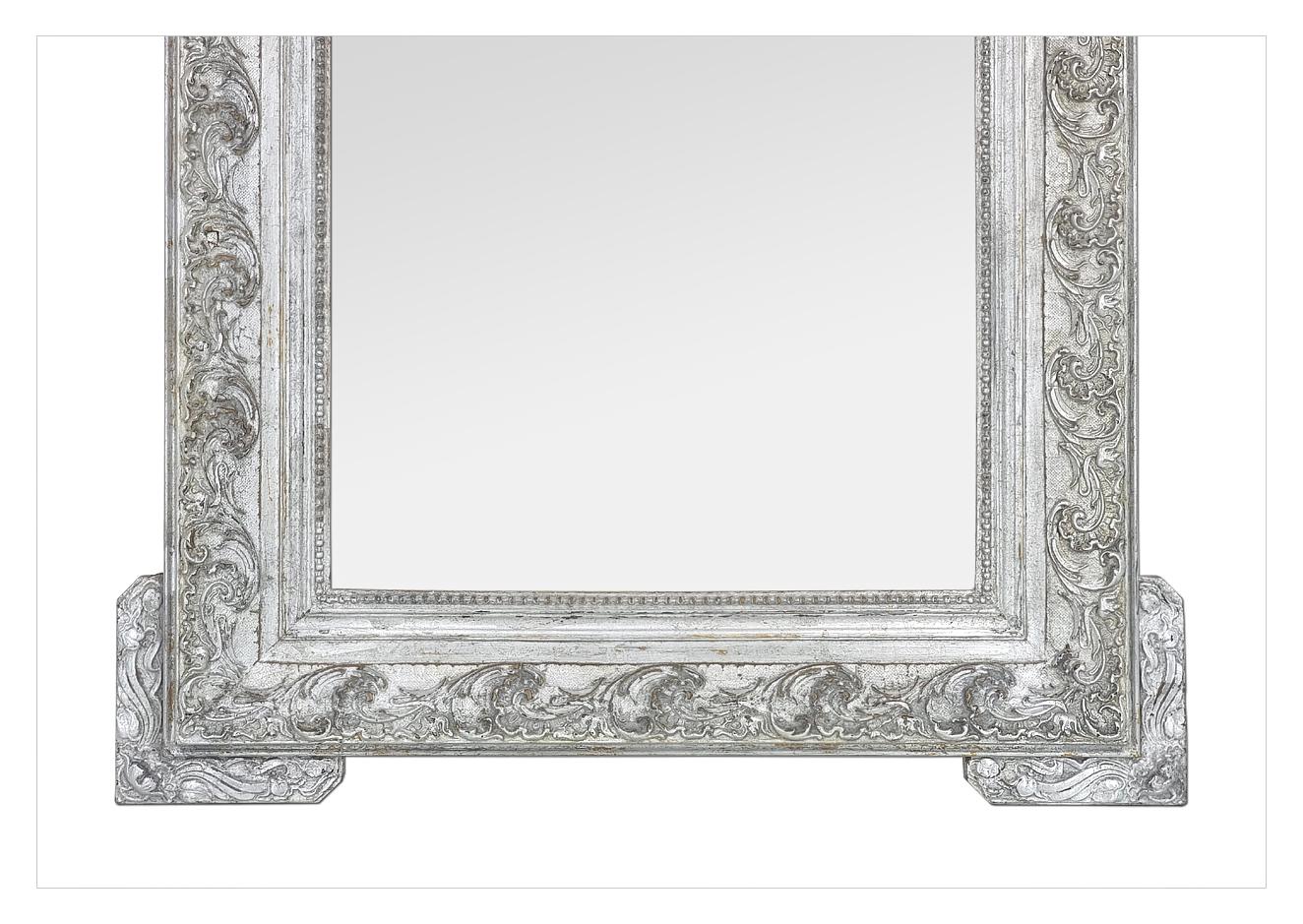 Doré Antique Miroir mural en bois d'argent de style Art Nouveau français, circa 1900 en vente
