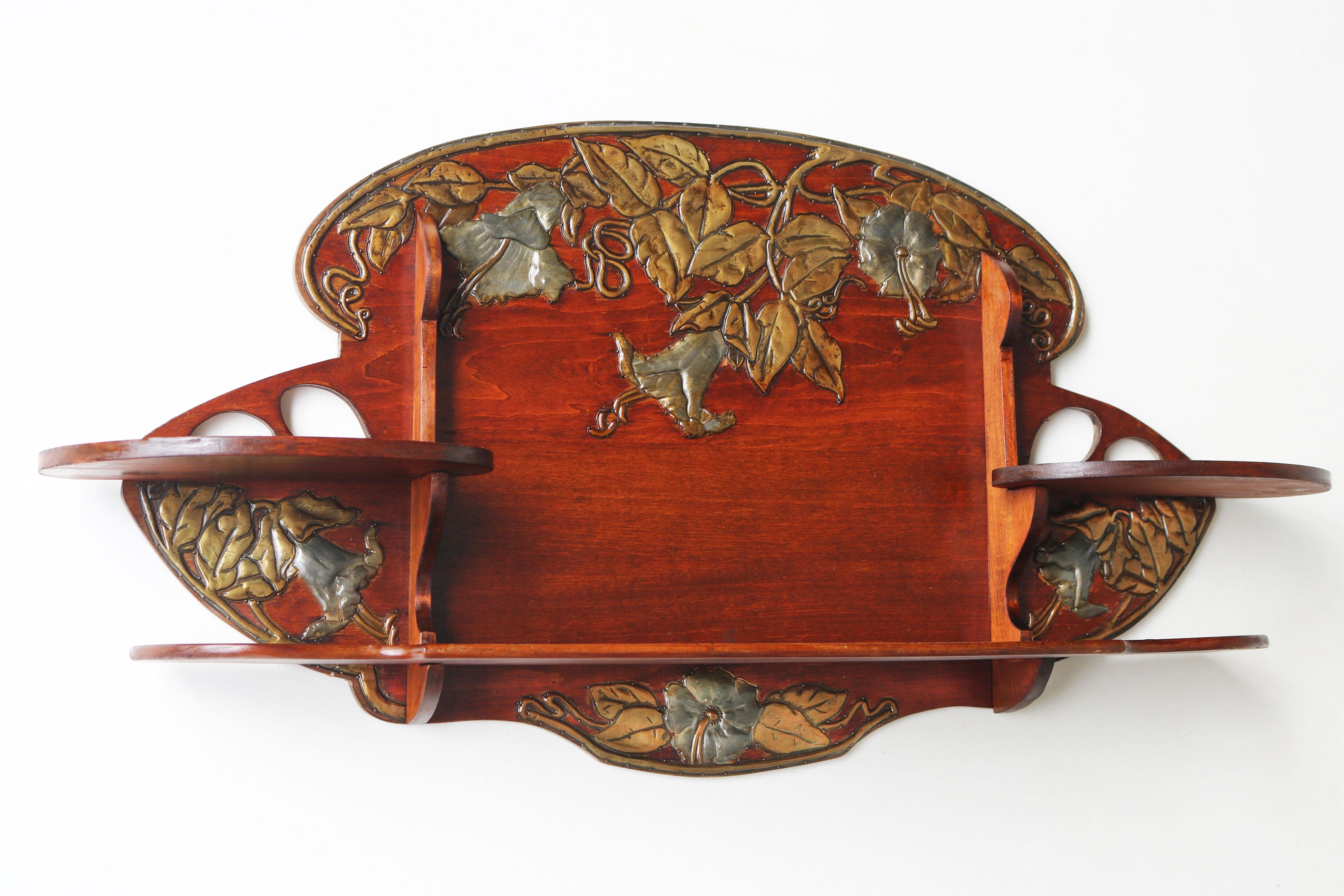 Antique French Art Nouveau wall shelf 1900 hammered brass floral Cherry wood In Good Condition In Ijzendijke, NL