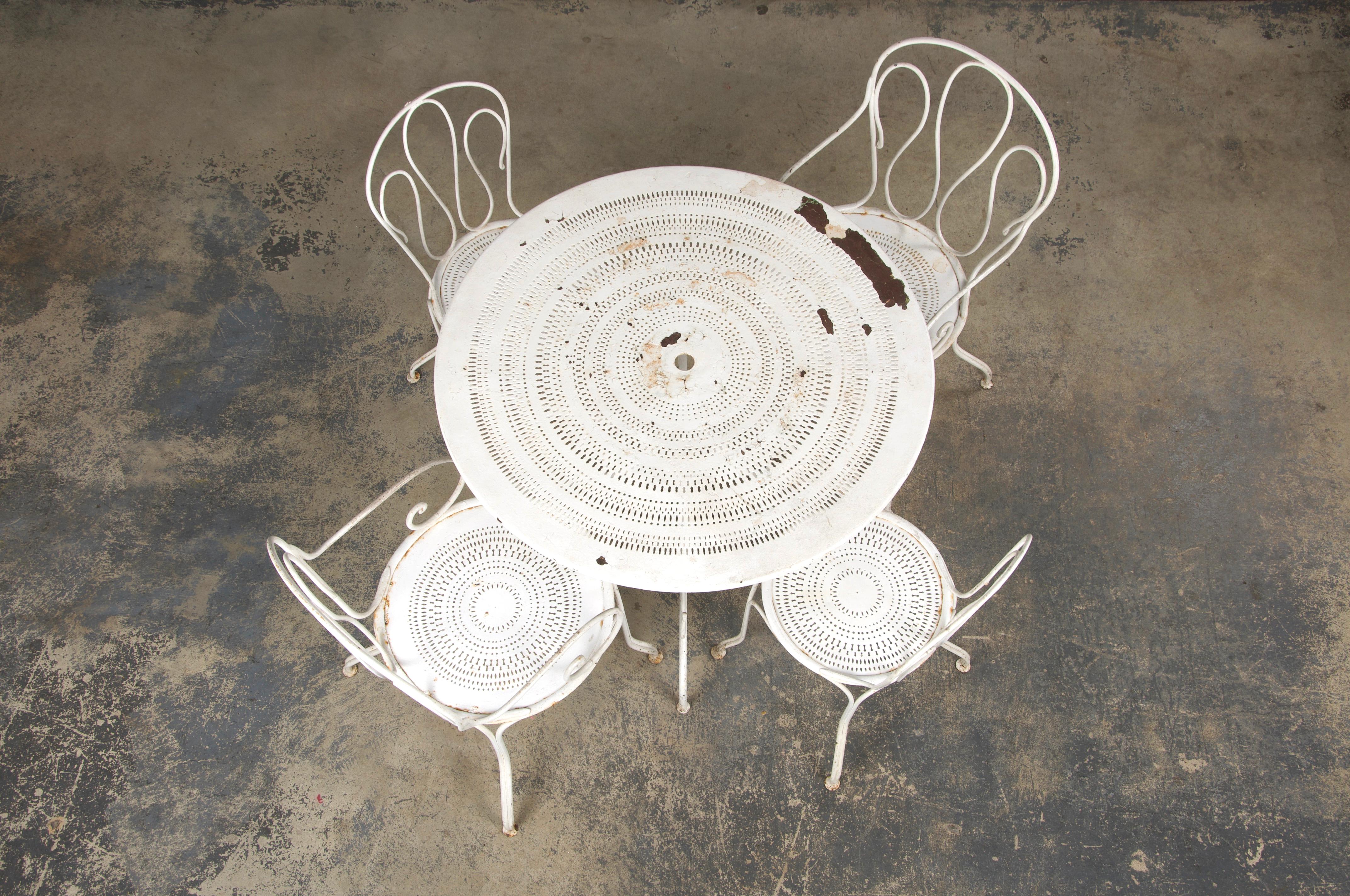 Un encantador juego de jardín blanco Art Nouveau francés de principios del siglo XX, procedente directamente de la Provenza, Francia. Este conjunto incluye una mesa redonda, dos sillas auxiliares y dos sillones, todo meticulosamente elaborado a mano