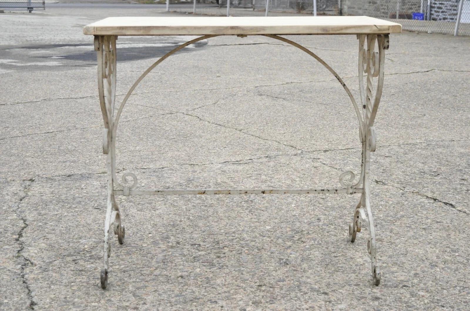Ancienne table de potier en fer forgé à volutes de 42
