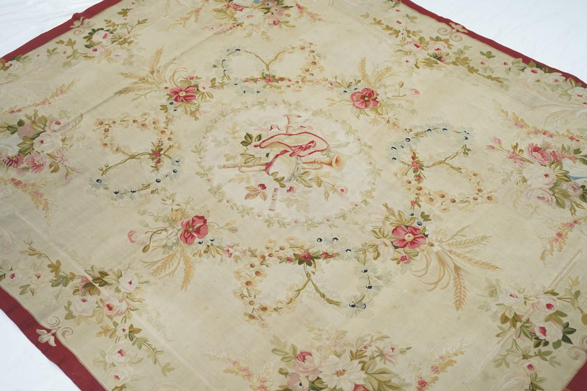 Laine Tapis français ancien d'Aubusson-Beauvais en vente