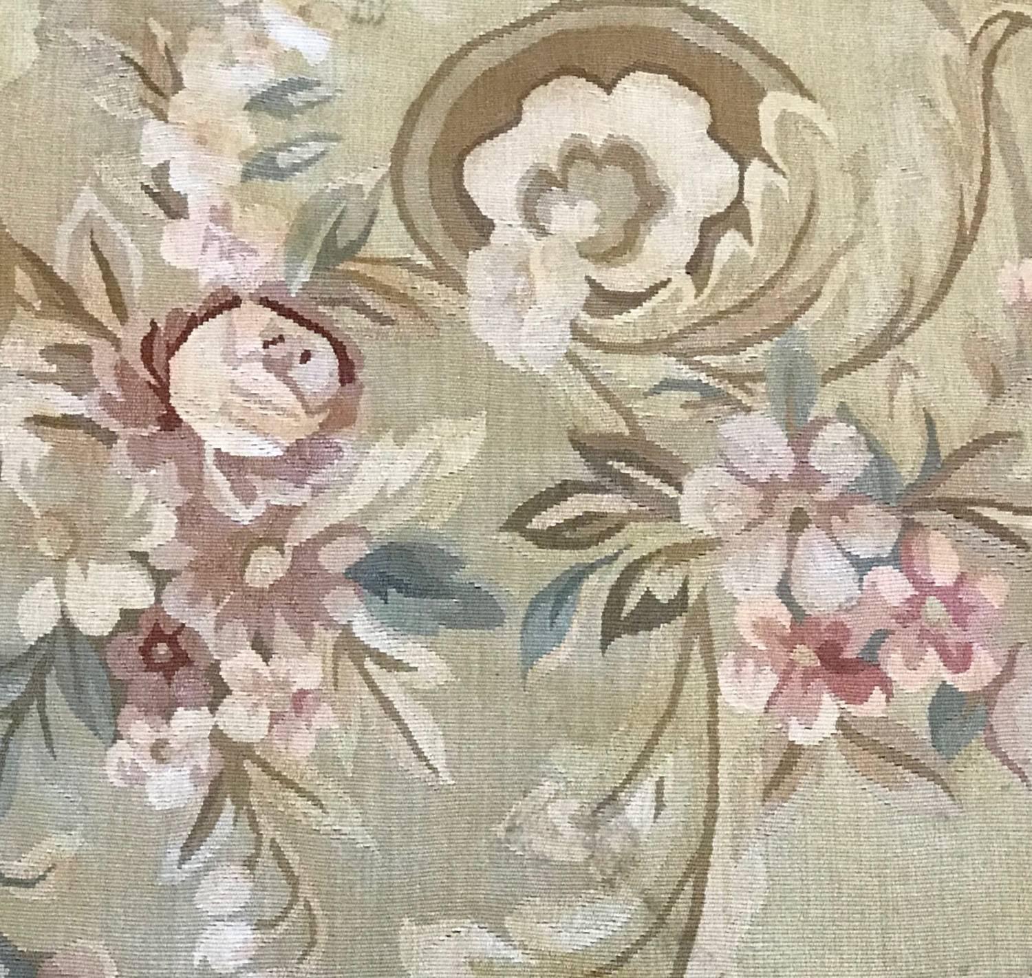 Wonderful French Aubusson flat handwoven tapestry rug of elegant design with subdued colors and delicate floral motifs.
Rich and soft ivory ground decorated around a centered floral medallion banded with floral sprays and acanthus leaves.