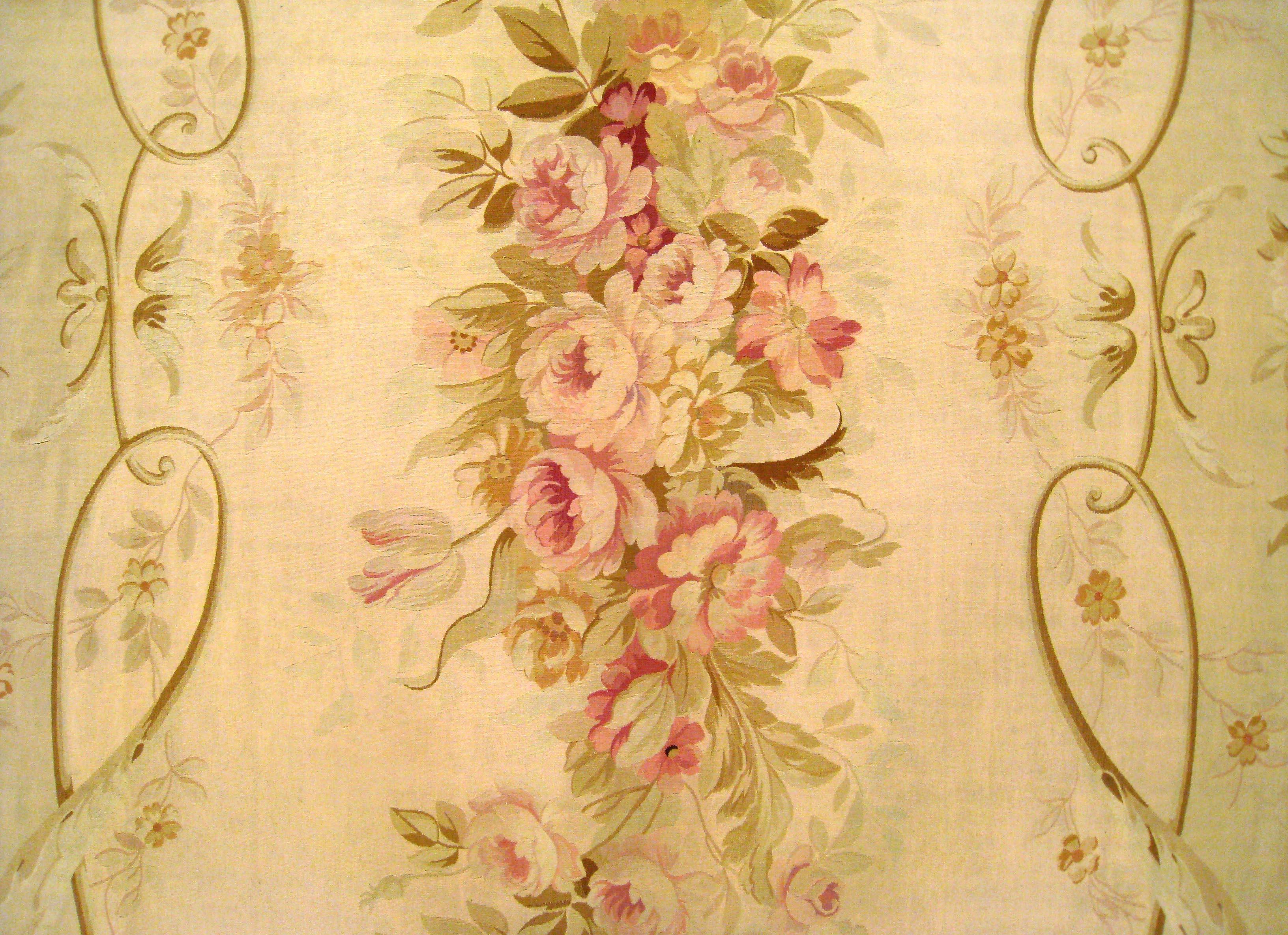 Français Tapis décoratif français ancien d'Aubusson à tissage plat, taille de pièce et motifs floraux en vente