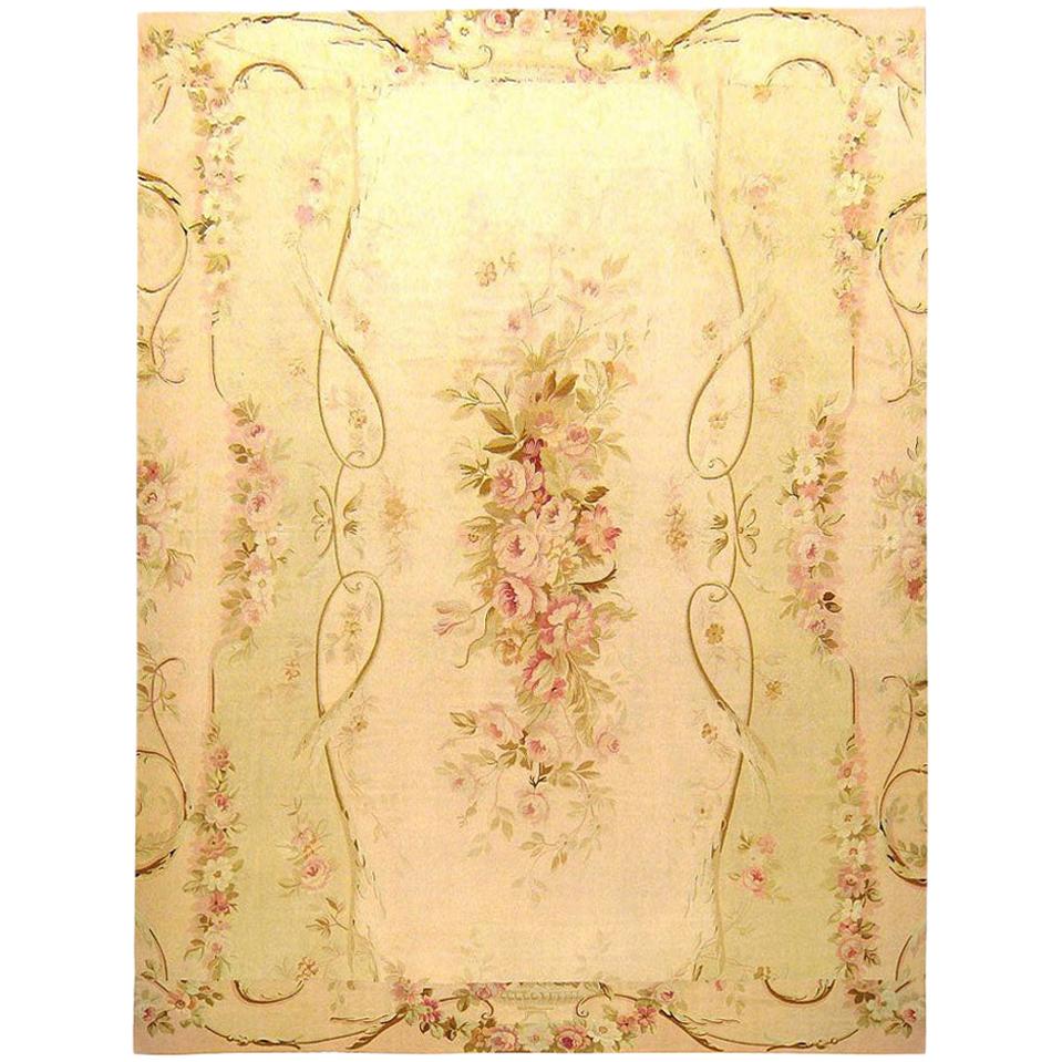 Tapis décoratif français ancien d'Aubusson à tissage plat, taille de pièce et motifs floraux en vente