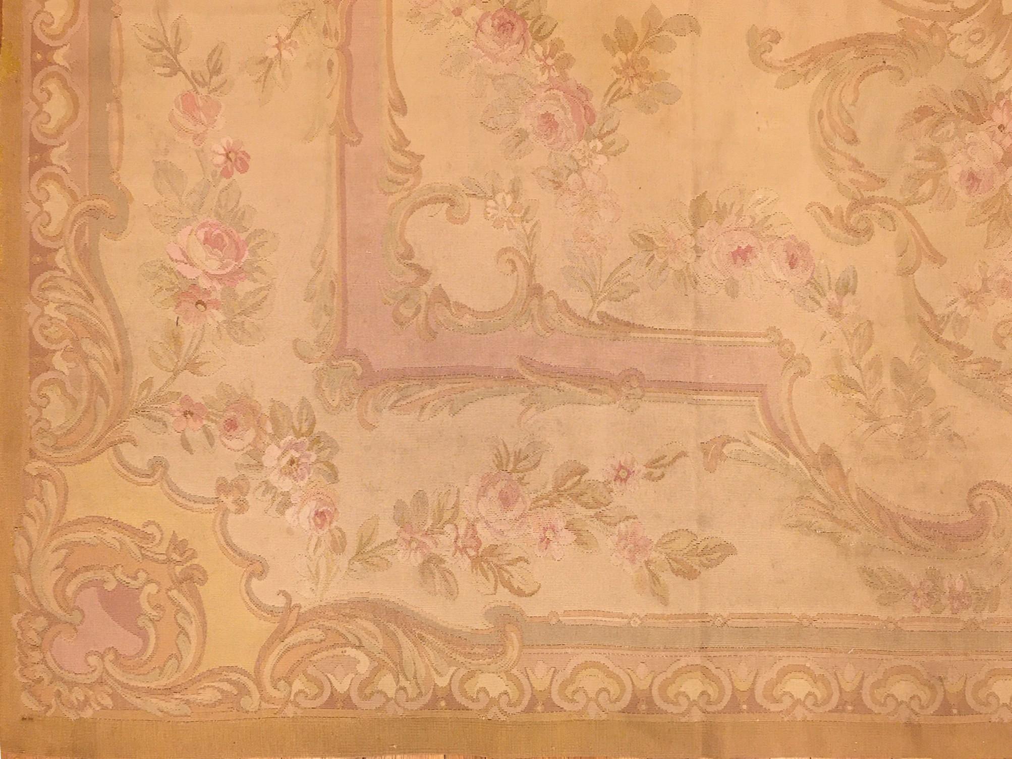 Louis-Philippe Tapis décoratif français ancien d'Aubusson à tissage plat, de taille normale, avec des couleurs douces en vente