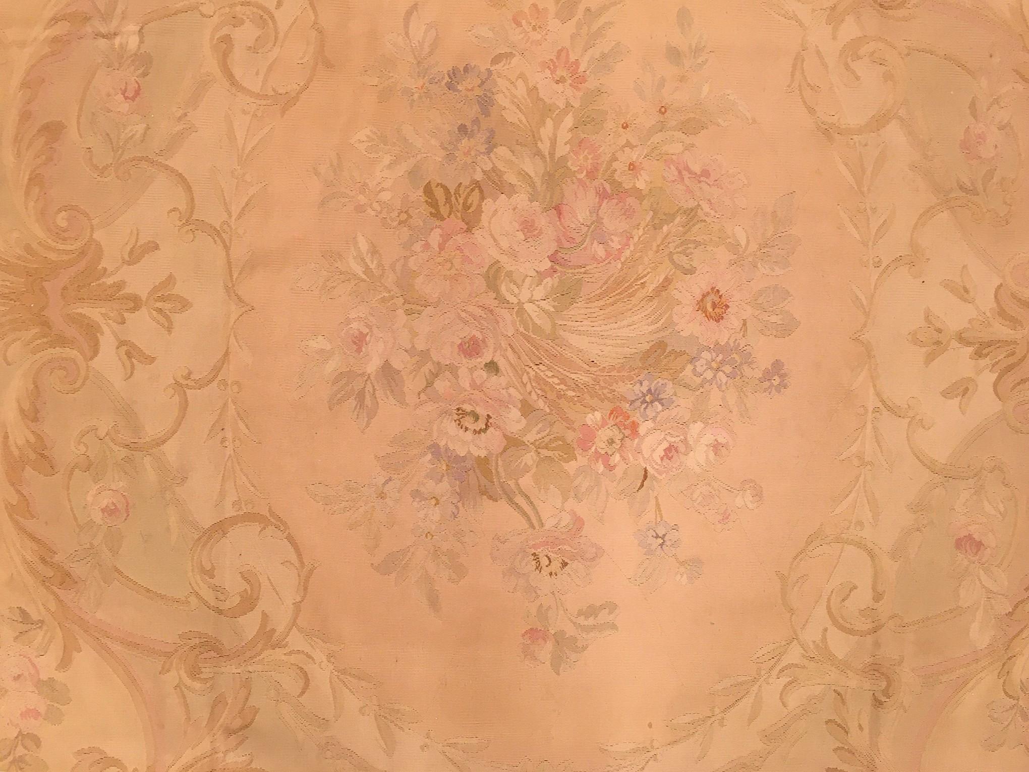 Français Tapis décoratif français ancien d'Aubusson à tissage plat, de taille normale, avec des couleurs douces en vente