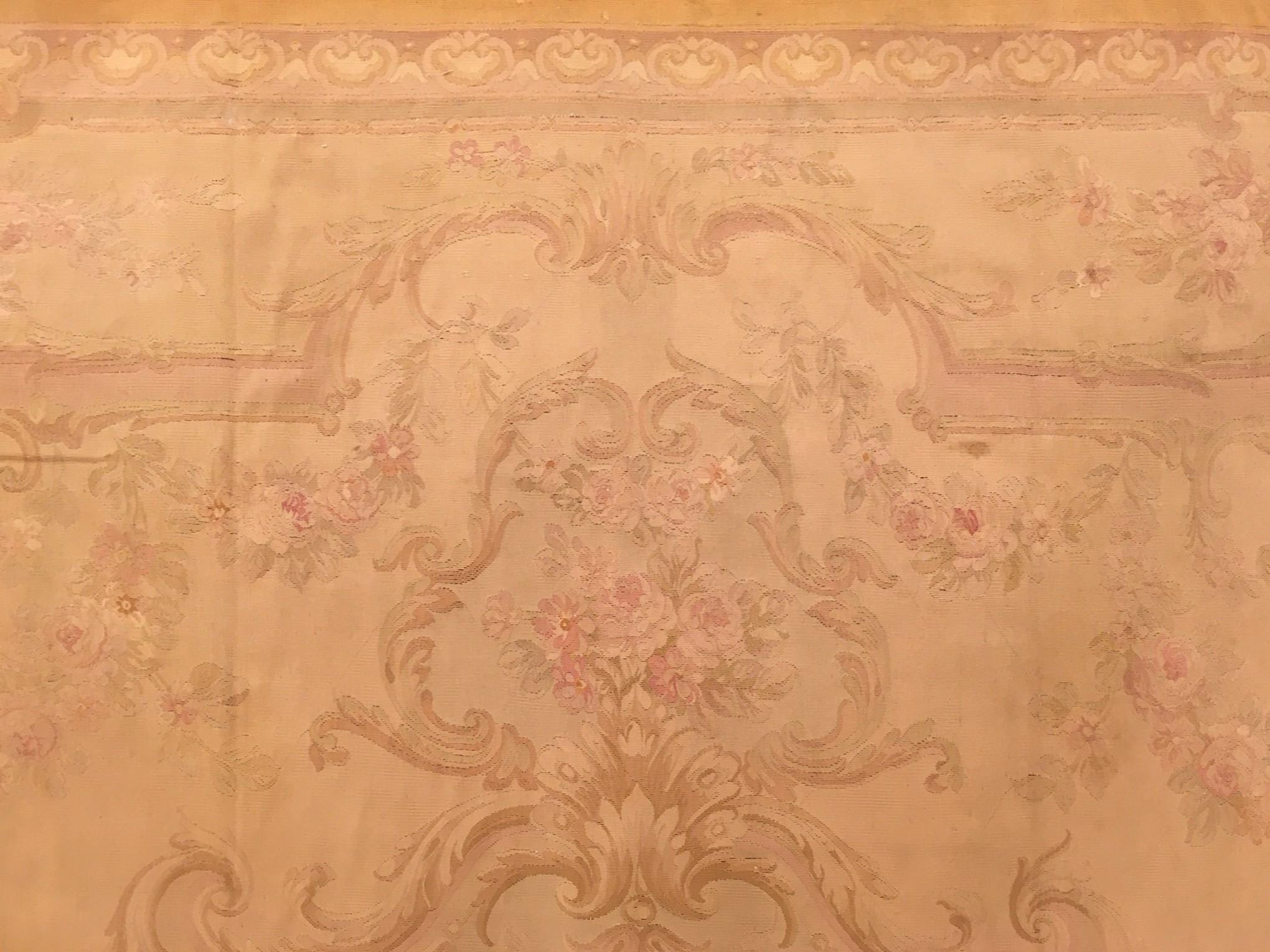 Antique French Aubusson Decorative Flatweave Carpet, in Room Size w/ Soft Colors In Good Condition For Sale In New York, NY