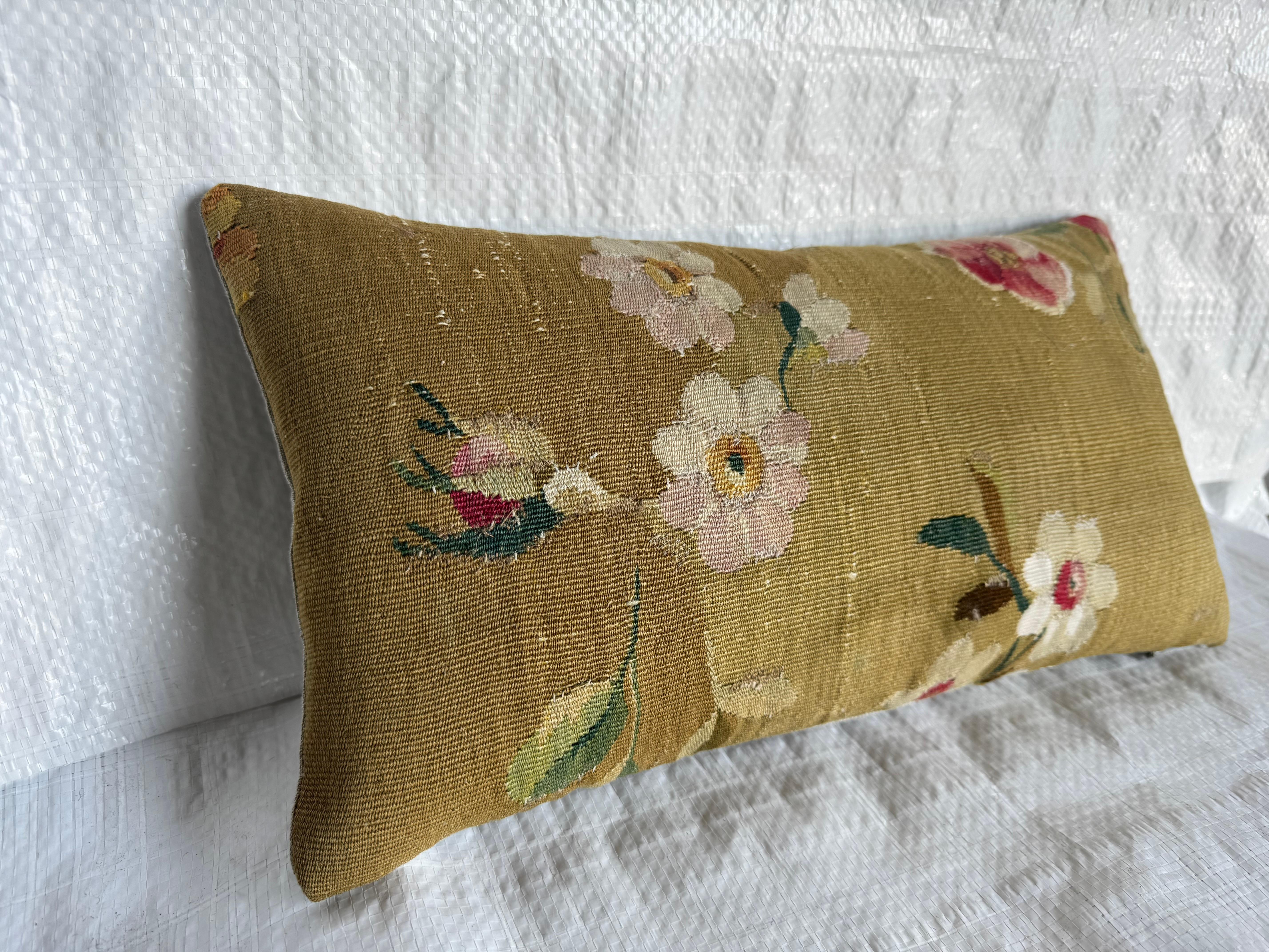 Antique French Aubusson Floral Tapestry Pillow circa 1850 Bon état - En vente à Los Angeles, US