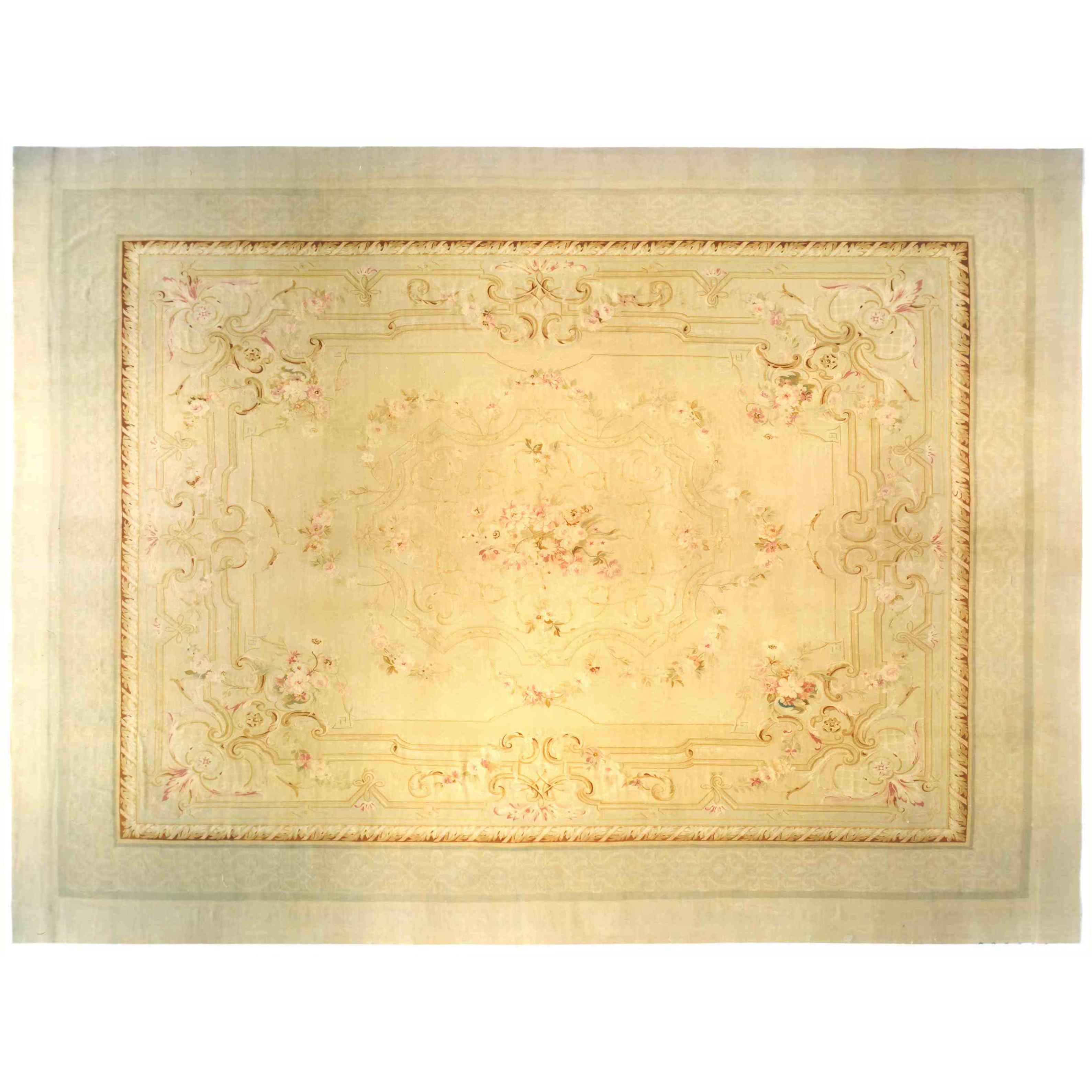Antiker französischer Aubusson 'Louis Philippe' Teppich:: in großem Format:: mit weichen Farben