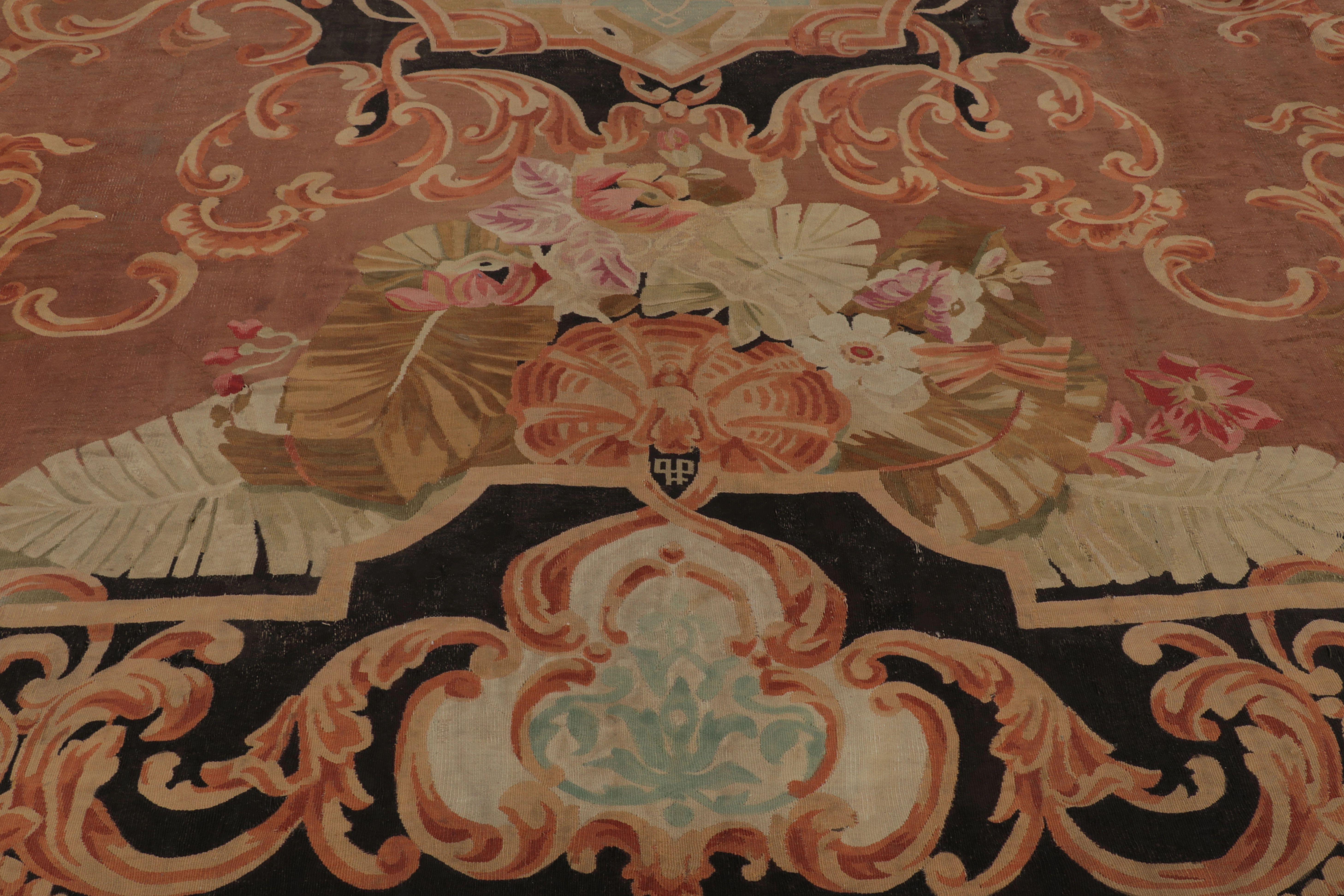 Ce tapis antique d'Aubusson (15x17) est un nouvel ajout à la collection de tapis européens de Rug & Kilim. Il s'agit d'un chef-d'œuvre du style néoclassique français à tissage plat, tissé à la main en laine et dont on pense qu'il a été fabriqué en