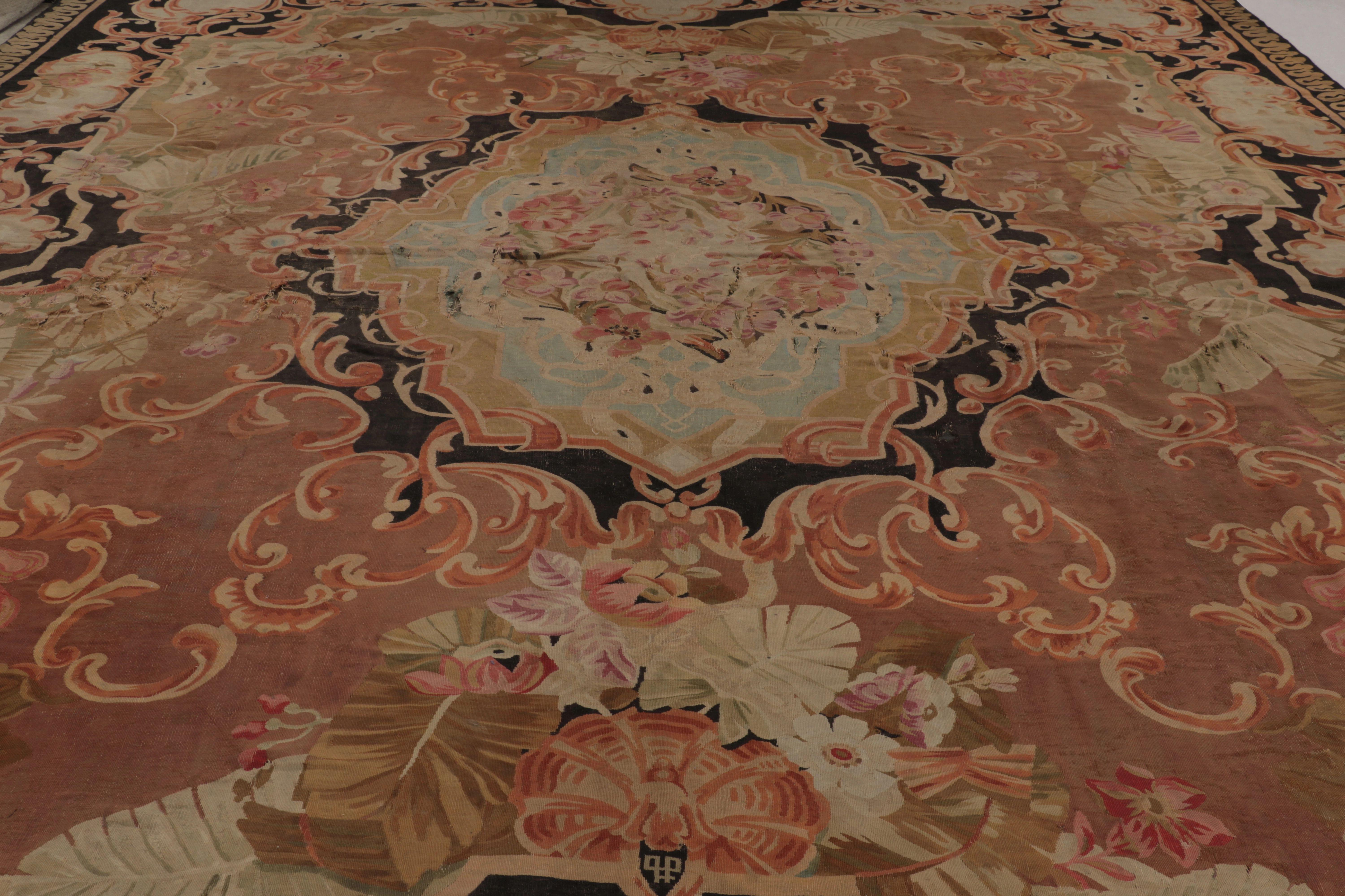 Antique French Aubusson, Médaillon monumental en terre cuite et noir-Rug & Kilim Bon état - En vente à Long Island City, NY