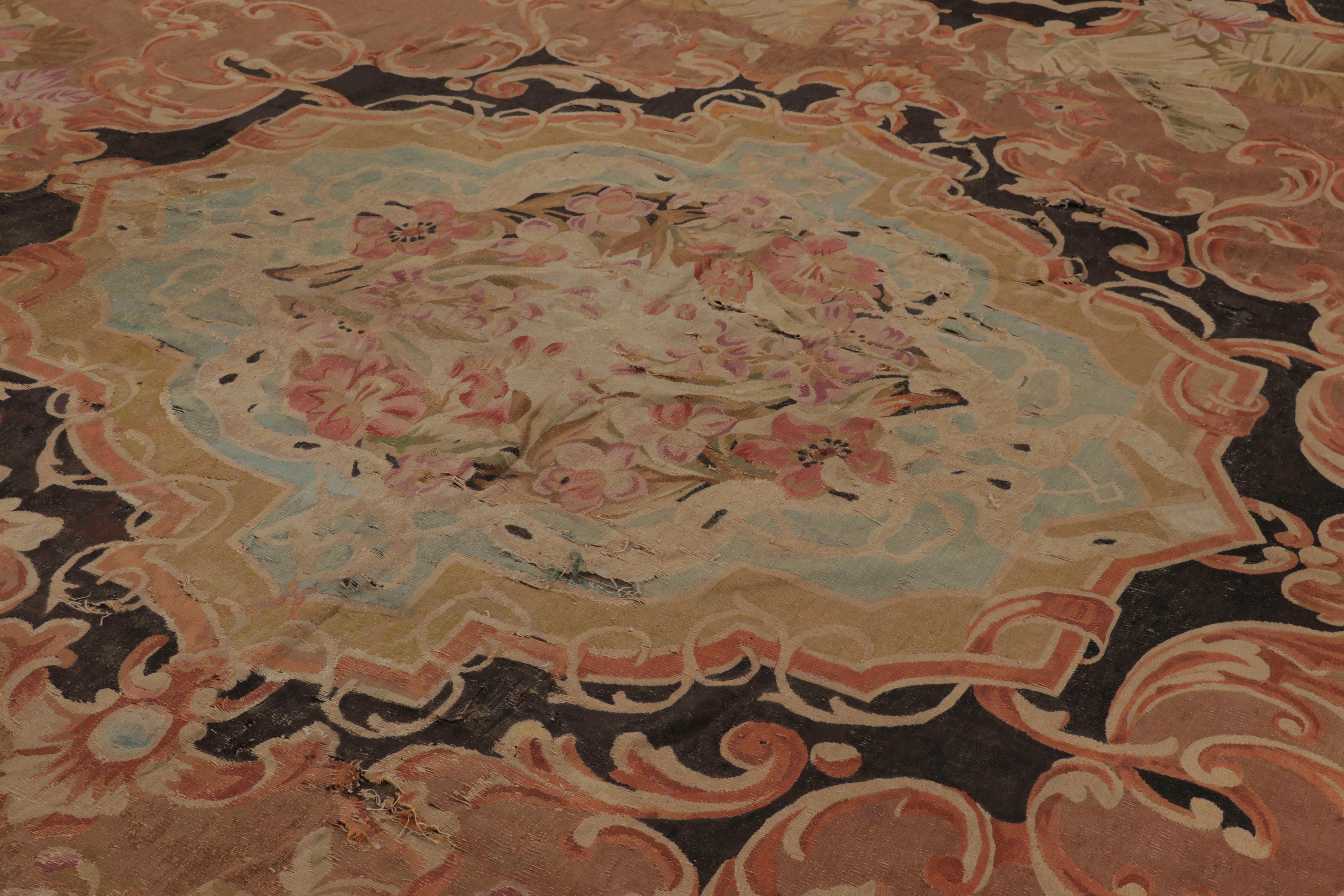 Début du 20ème siècle Antique French Aubusson, Médaillon monumental en terre cuite et noir-Rug & Kilim en vente