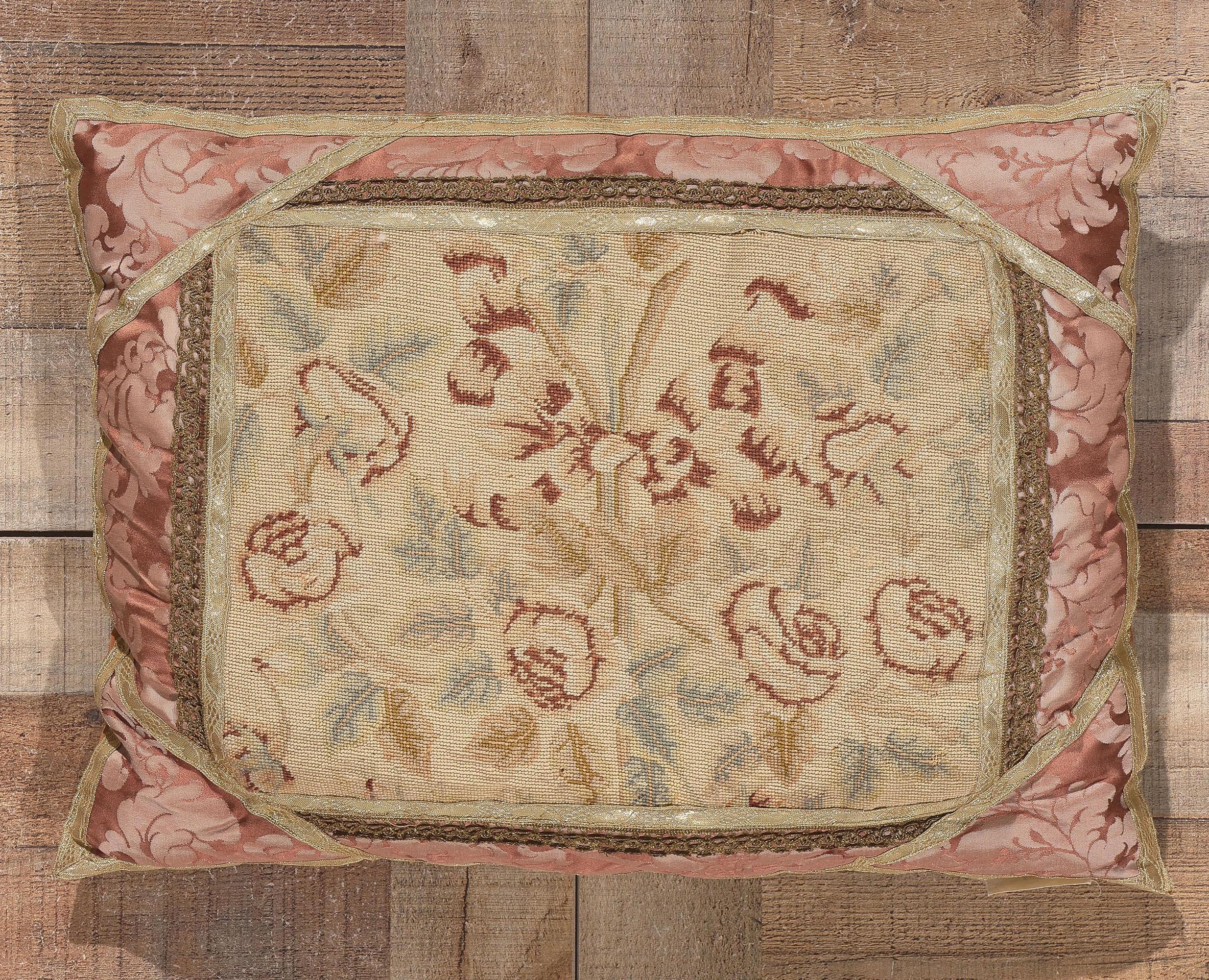 Antikes französisches Aubusson-Kissen mit Nadelspitze-Wandteppich im Angebot 2
