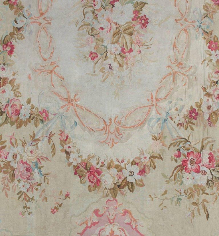 Alfombra de Aubusson francesa antigua 12'7 x 16'2. Situada a orillas del río Creuse, en Francia, Aubusson era conocida desde hacía siglos por la producción de tapices. Se afirma que ya tejían en Aubusson en el siglo VIII, pero no fue hasta 1743,