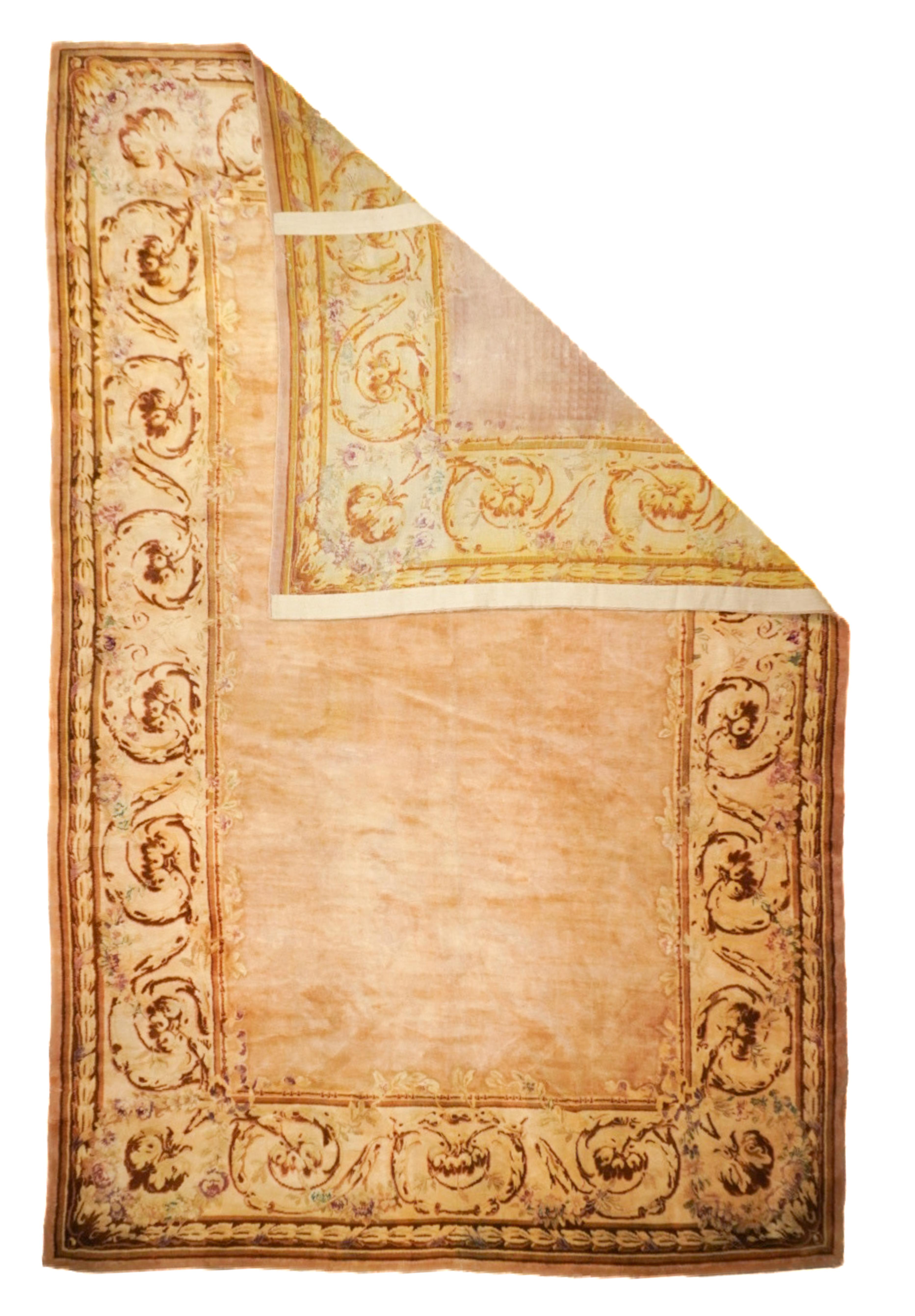 Tapis ancien d'Aubusson 9'10'' x 15'2''. Désigne généralement les tapis modernes réalisés selon la technique de la tapisserie et inspirés des motifs français d'Aubusson du XVIIIe siècle et des siècles suivants. Géométrique ou semi-floral. Les
