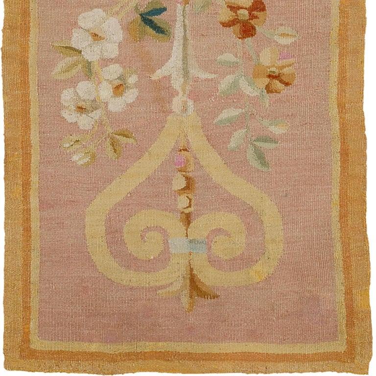Antiker französischer Aubusson-Teppich im Zustand „Gut“ im Angebot in New York, NY