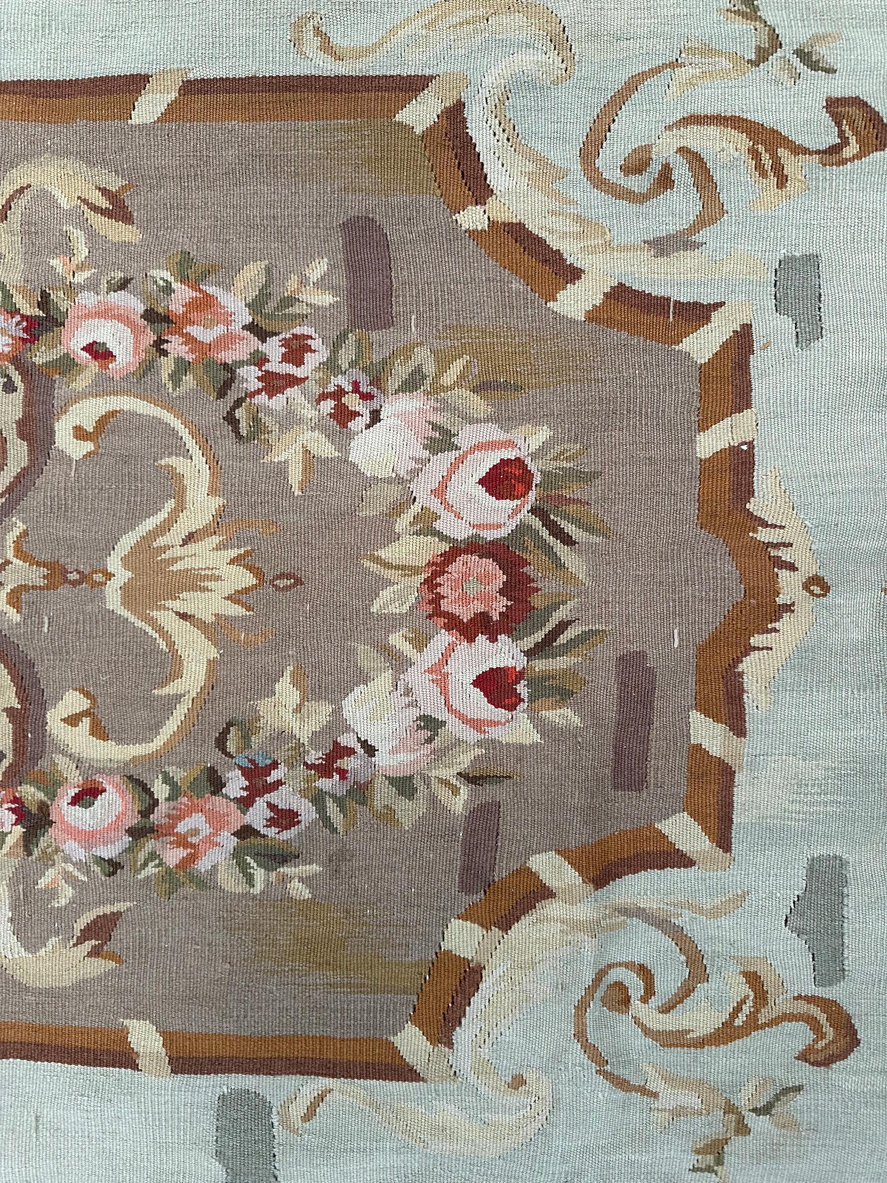 Tapis d'Aubusson français ancien tissé à la main 1880 6x7ft Traditional  178cm x 206cm État moyen - En vente à New York, NY