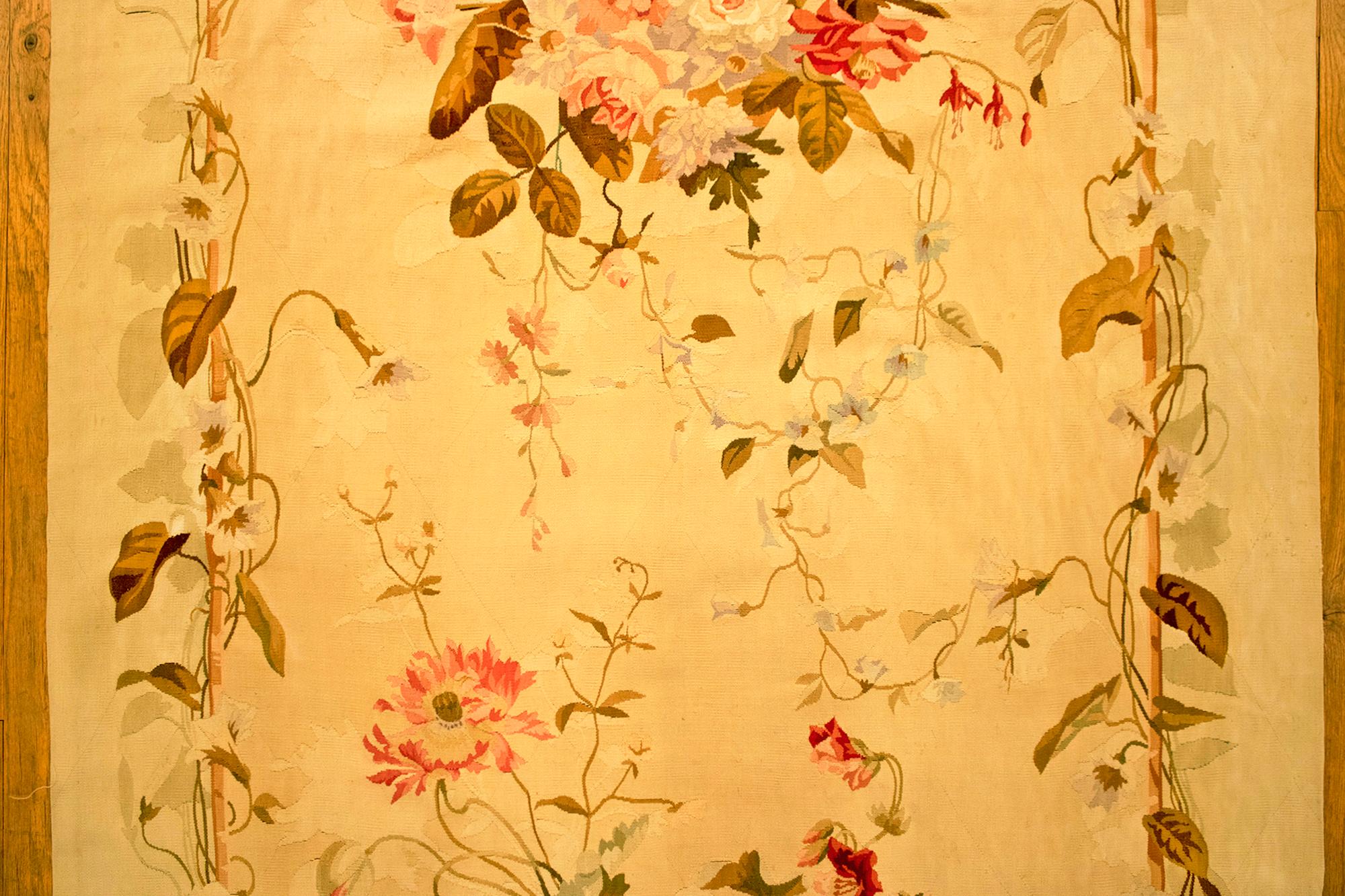 Antique French Aubusson Rug, in Gallery Size w/ Floral Elements In Good Condition For Sale In New York, NY