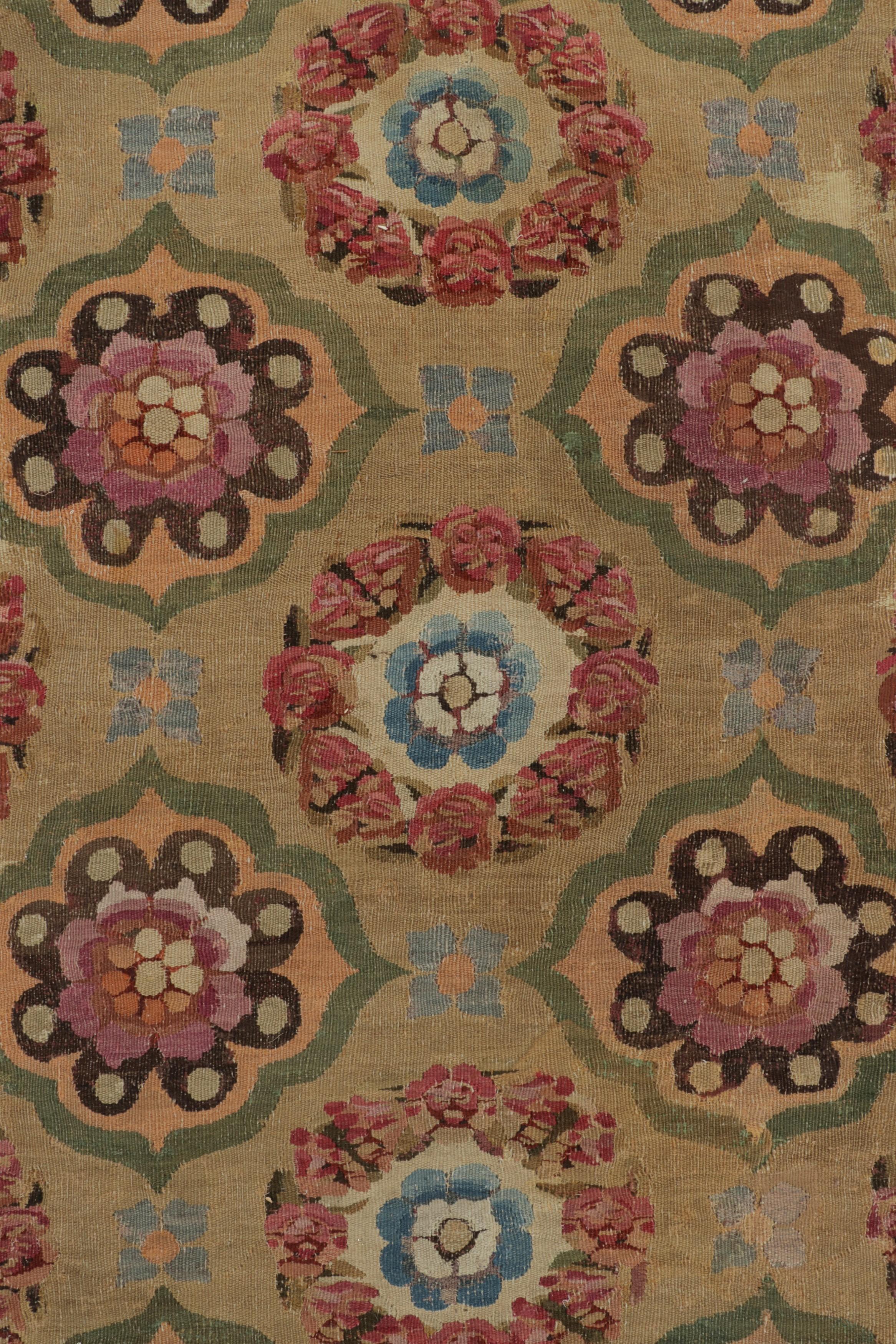 Antique French Aubusson-Teppich in Grün & Gold mit Blumenmedaillons - Rug & Kilim (Französisch) im Angebot