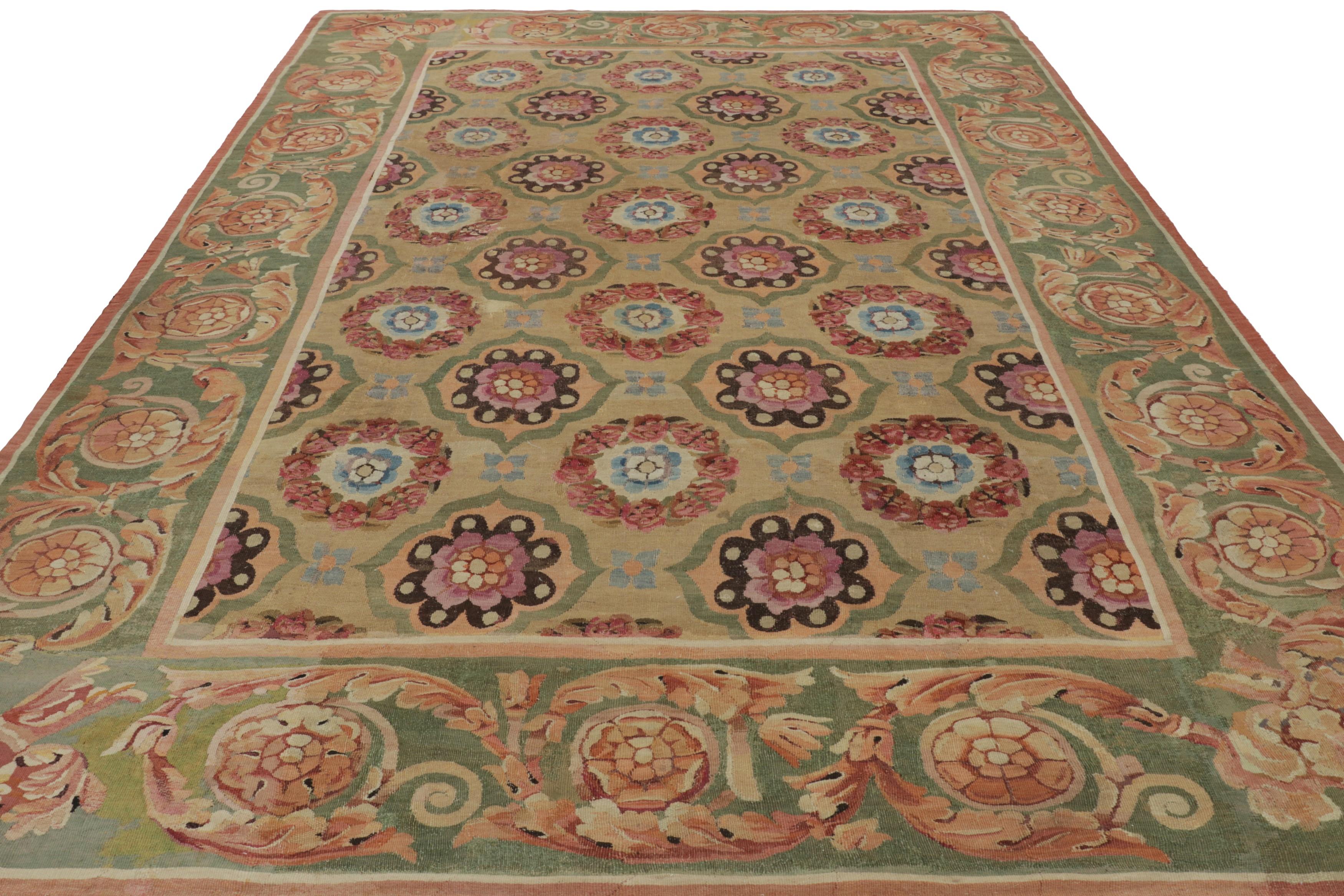 Antique French Aubusson-Teppich in Grün & Gold mit Blumenmedaillons - Rug & Kilim (Handgewebt) im Angebot
