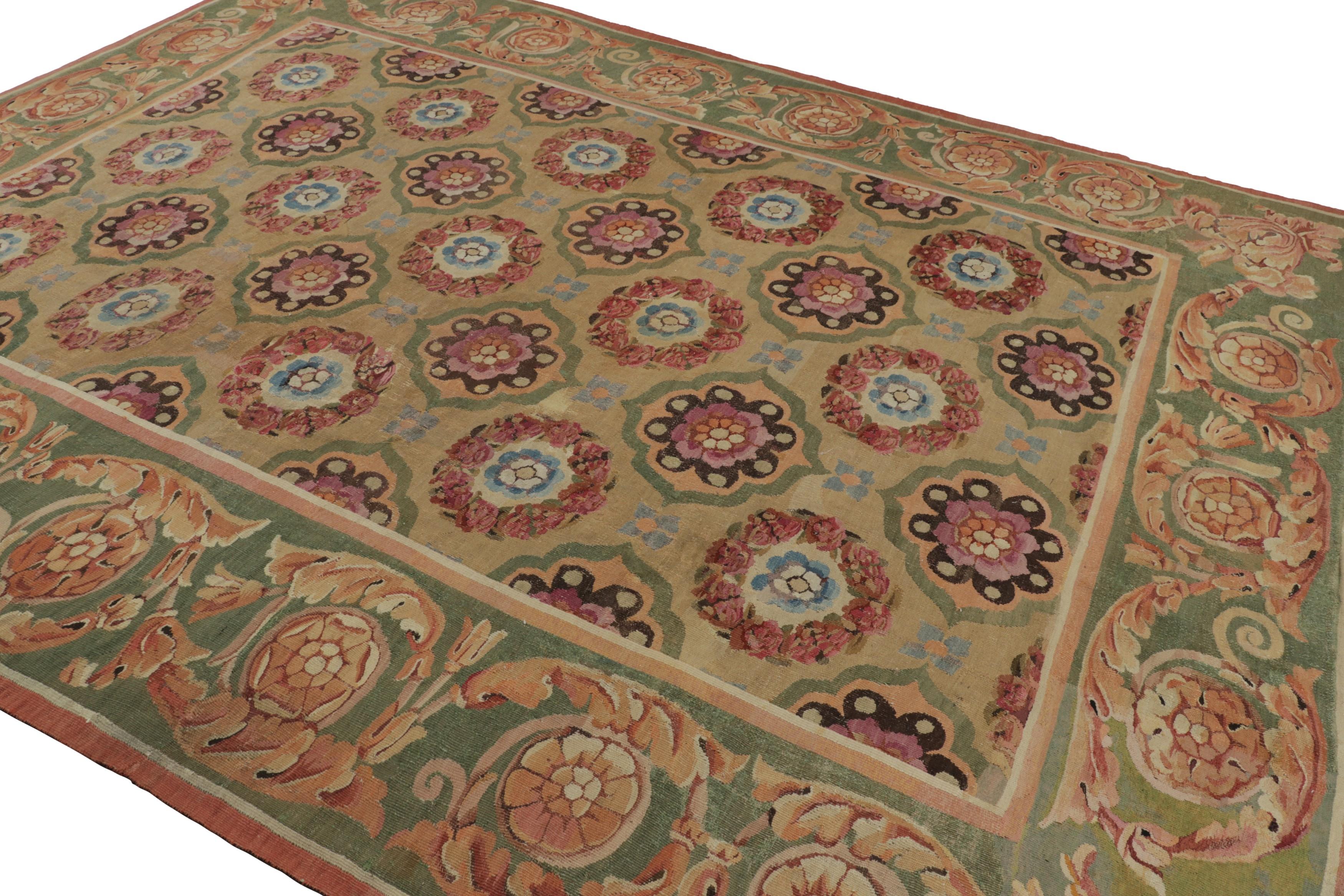 Antique French Aubusson-Teppich in Grün & Gold mit Blumenmedaillons - Rug & Kilim im Zustand „Gut“ im Angebot in Long Island City, NY