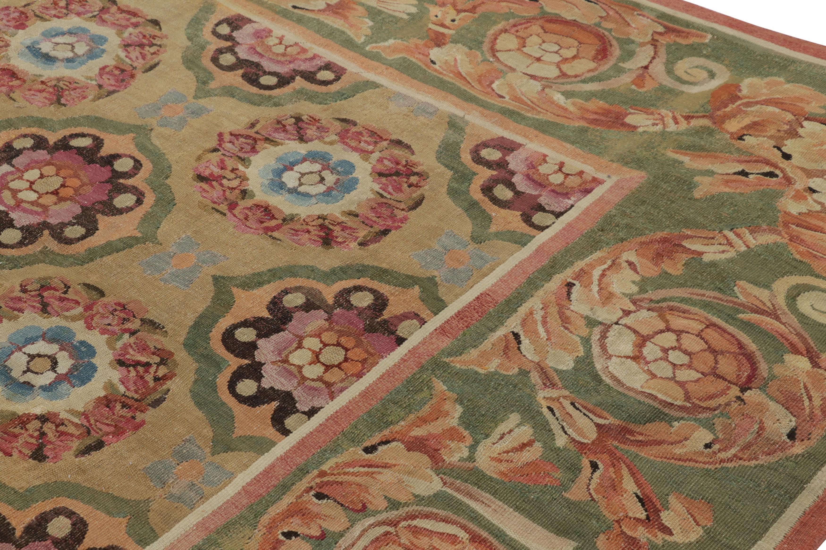 Antique French Aubusson-Teppich in Grün & Gold mit Blumenmedaillons - Rug & Kilim (Frühes 20. Jahrhundert) im Angebot