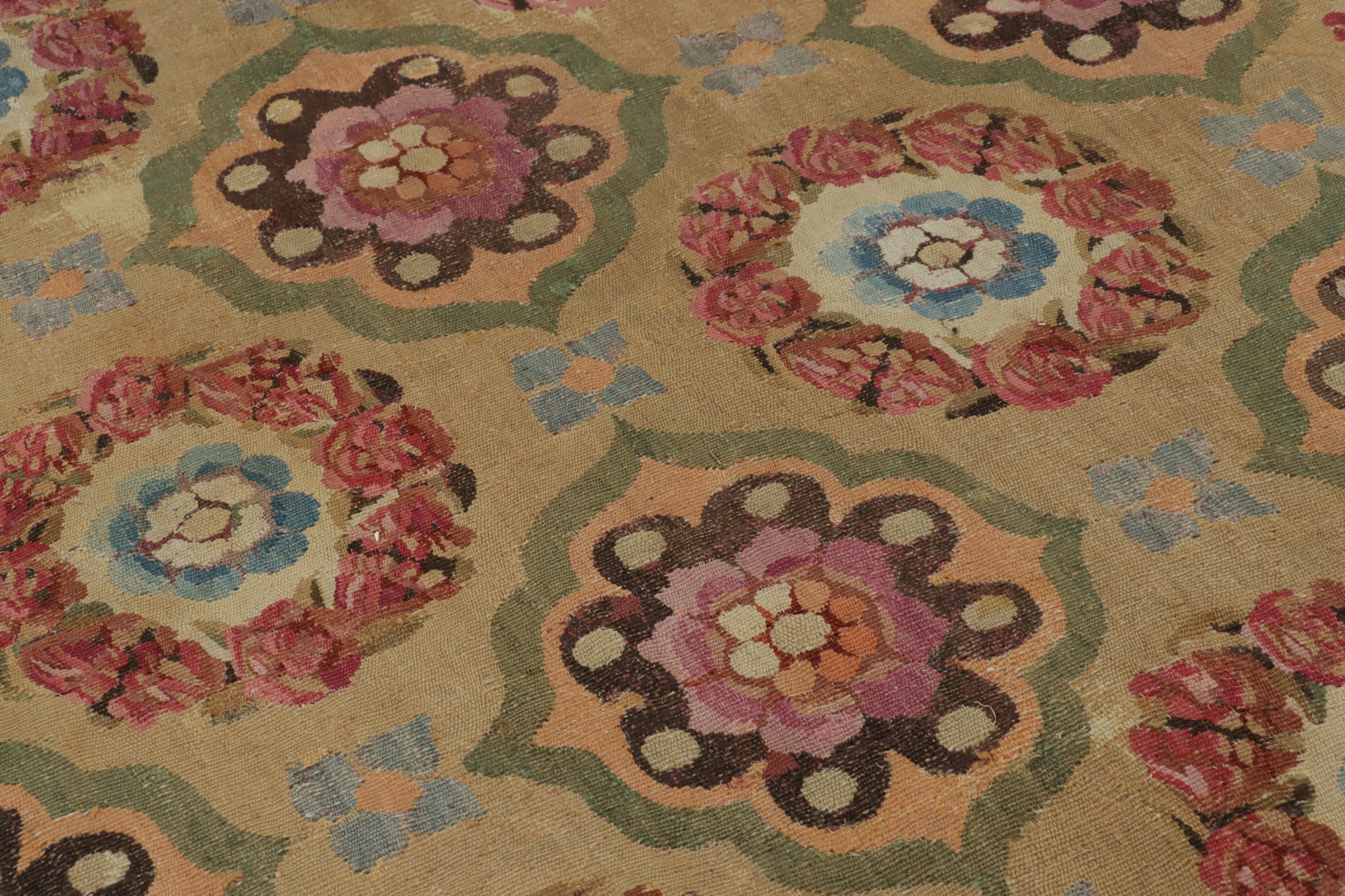 Antique French Aubusson-Teppich in Grün & Gold mit Blumenmedaillons - Rug & Kilim (Wolle) im Angebot