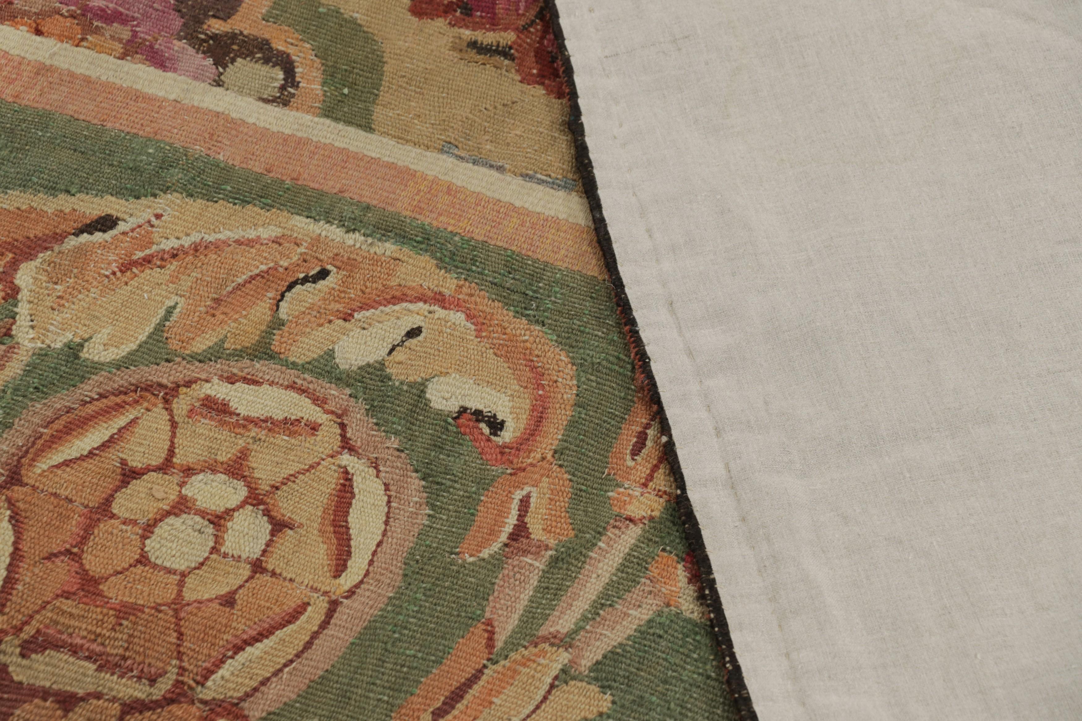 Antique French Aubusson-Teppich in Grün & Gold mit Blumenmedaillons - Rug & Kilim im Angebot 1