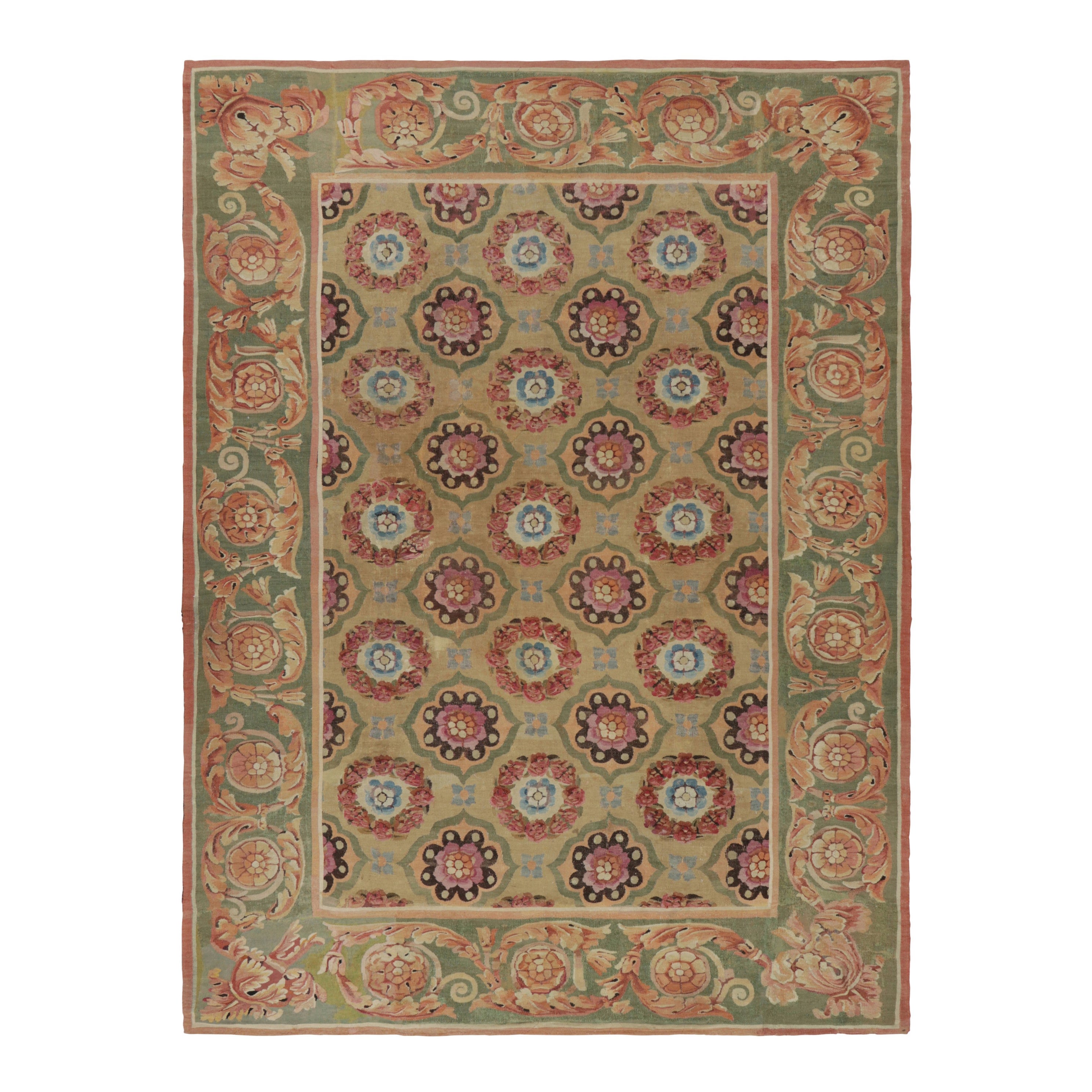 Antique French Aubusson-Teppich in Grün & Gold mit Blumenmedaillons - Rug & Kilim im Angebot