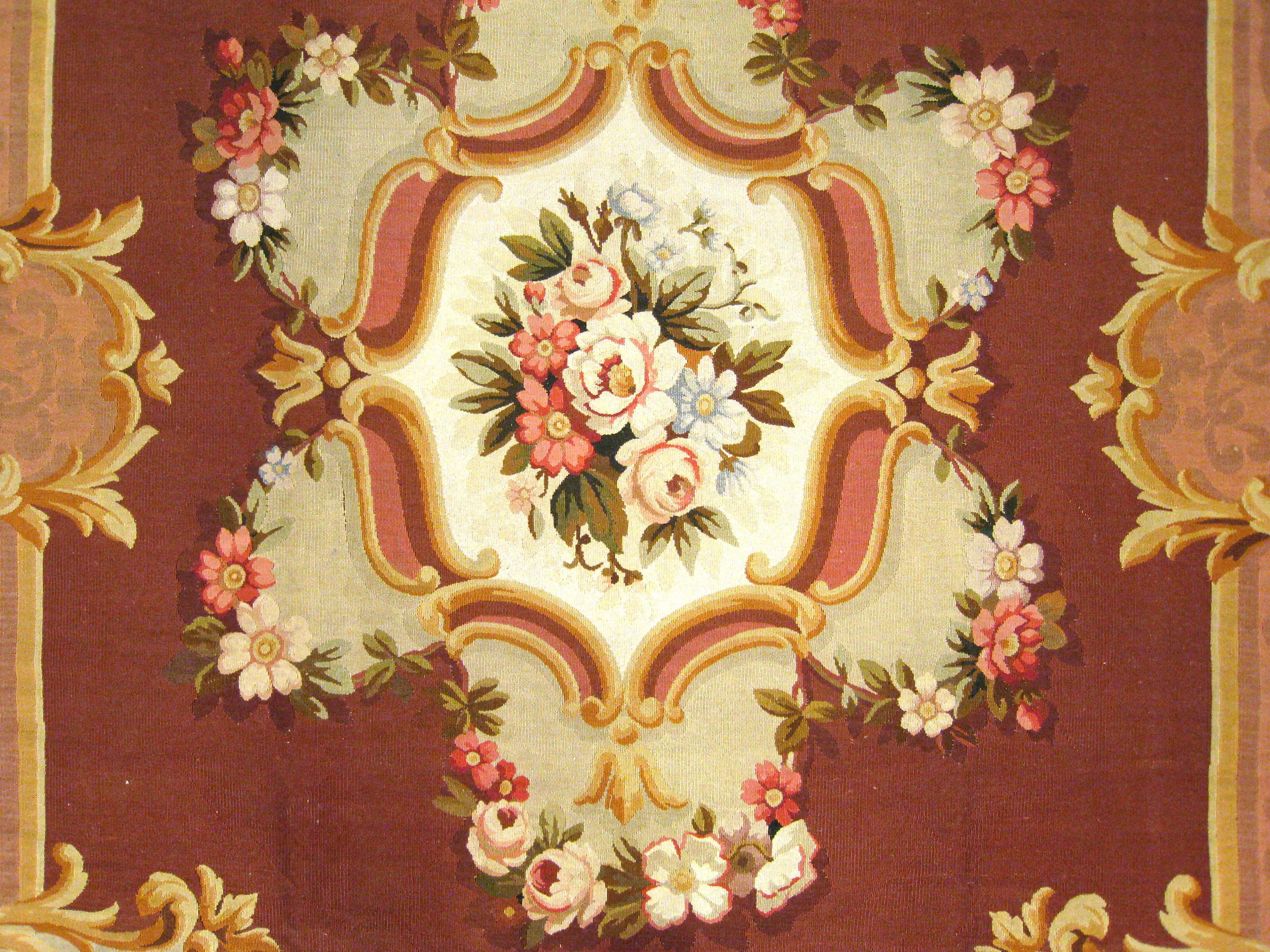Antique French Aubusson Rug, in Room size W/ Central Medallion and Flowers In Good Condition For Sale In New York, NY