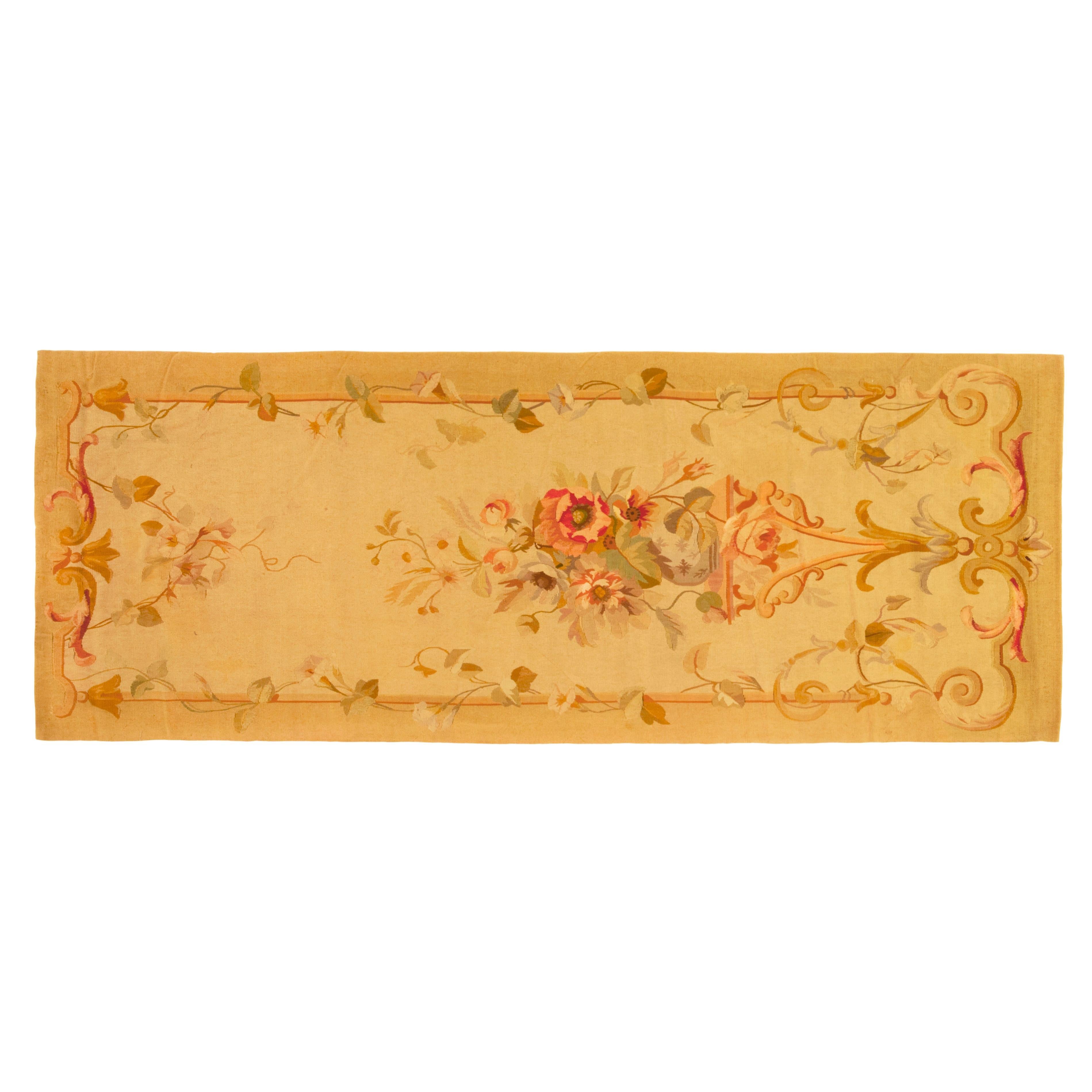 Tapis d'Aubusson français ancien, taille tapis de couloir avec médaillon central et fleurs