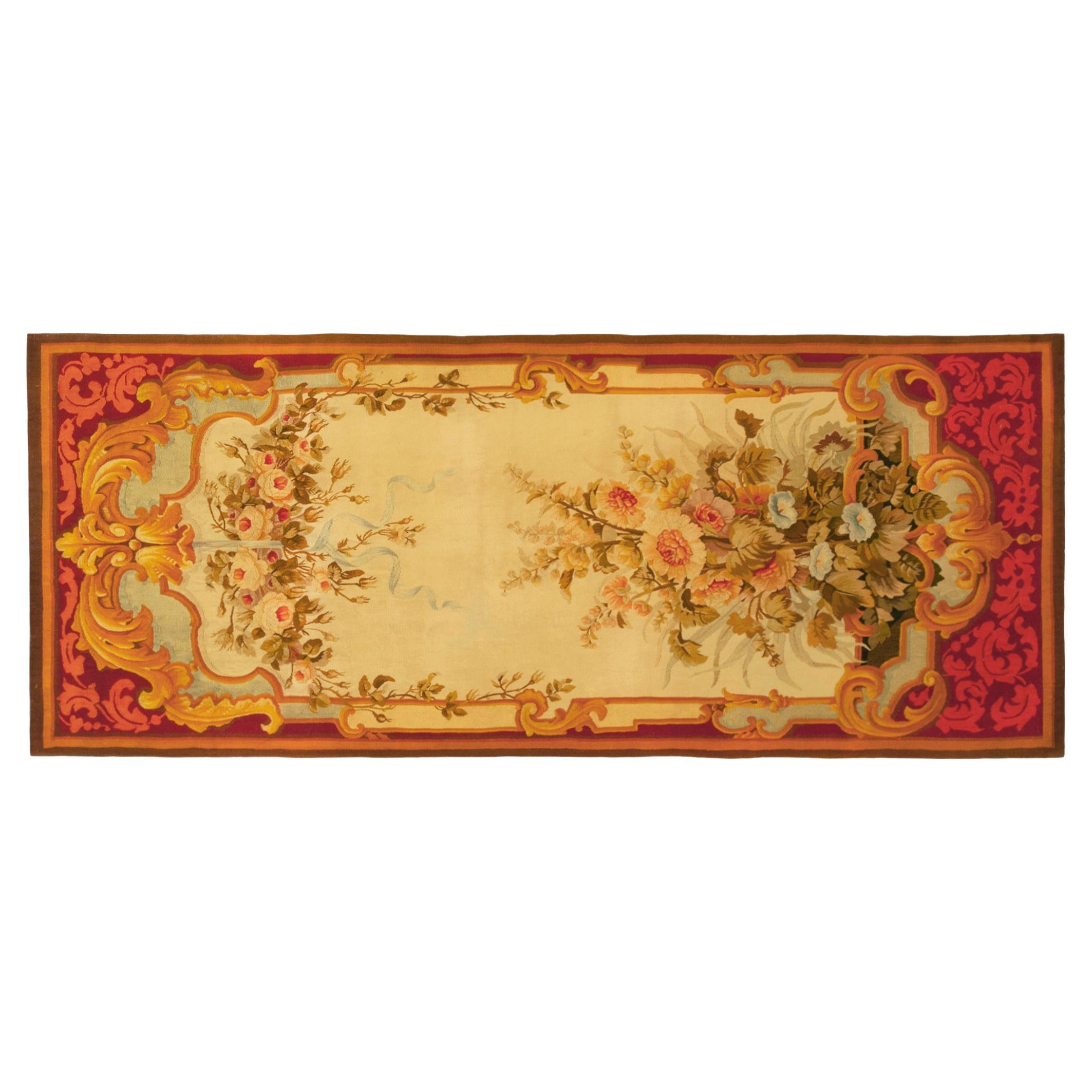 Antiker französischer Aubusson-Teppich, in Läufergröße mit floralen Elementen und Richtungsbeleuchtung