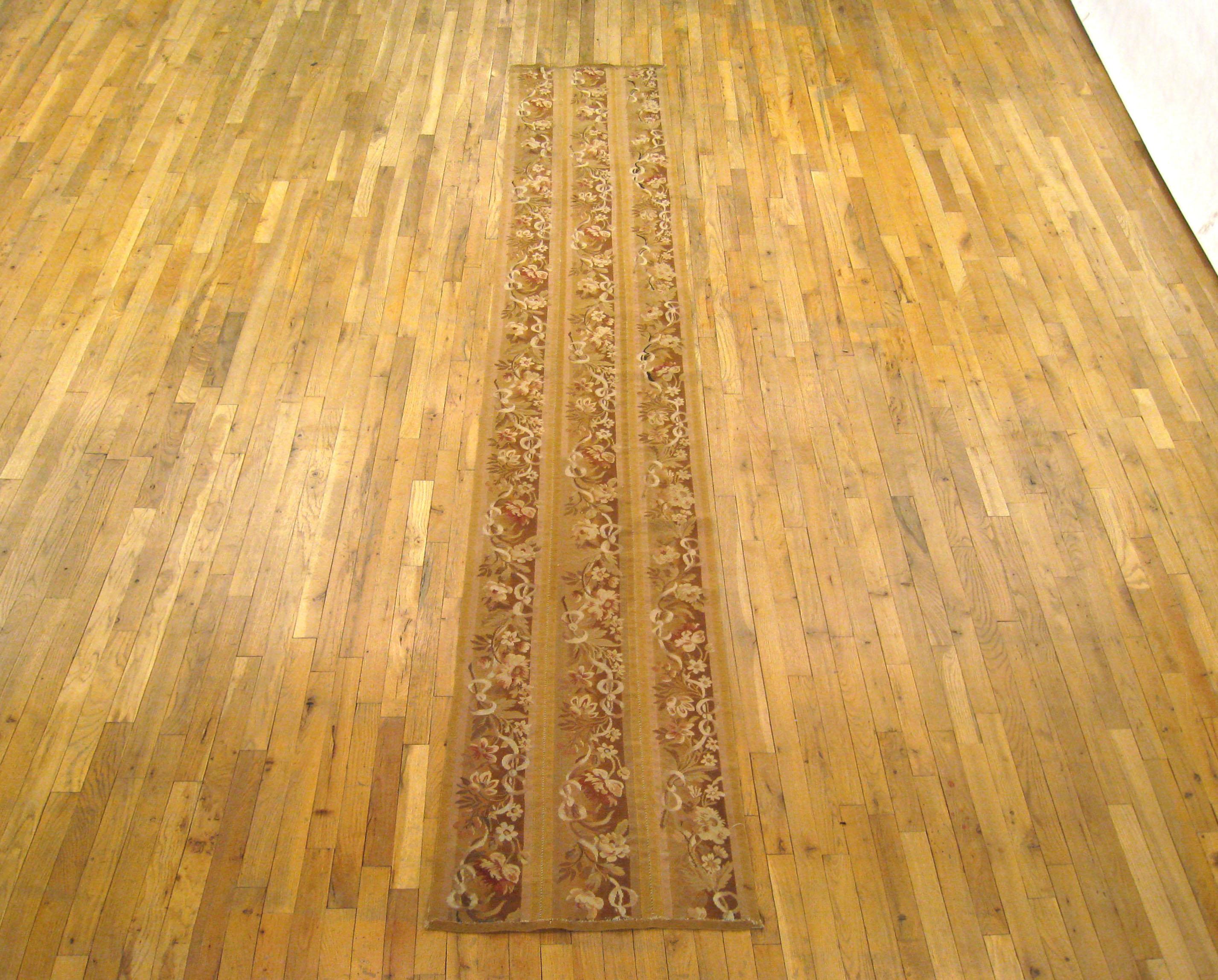 Antiker französischer Aubusson-Teppich, Läufergröße, um 1890

Ein einzigartiger antiker französischer Aubusson-Teppich, handgeknüpft mit weichem Wollflor. Dieser schöne handgeknüpfte Teppich zeigt florale Elemente auf dem zartroten Grundfeld mit