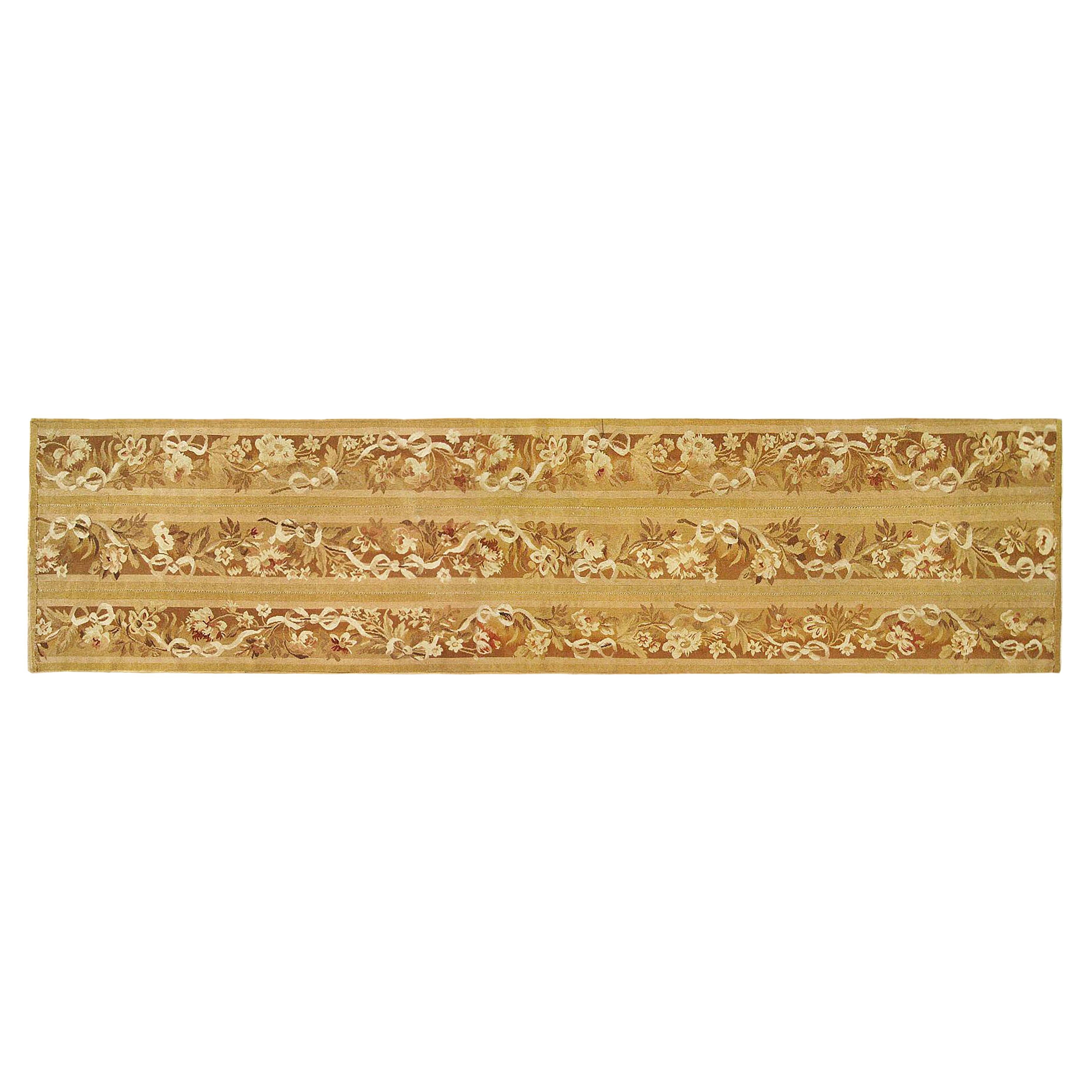 Antiker französischer Aubusson-Teppich, in Läufergröße mit floralen Elementen