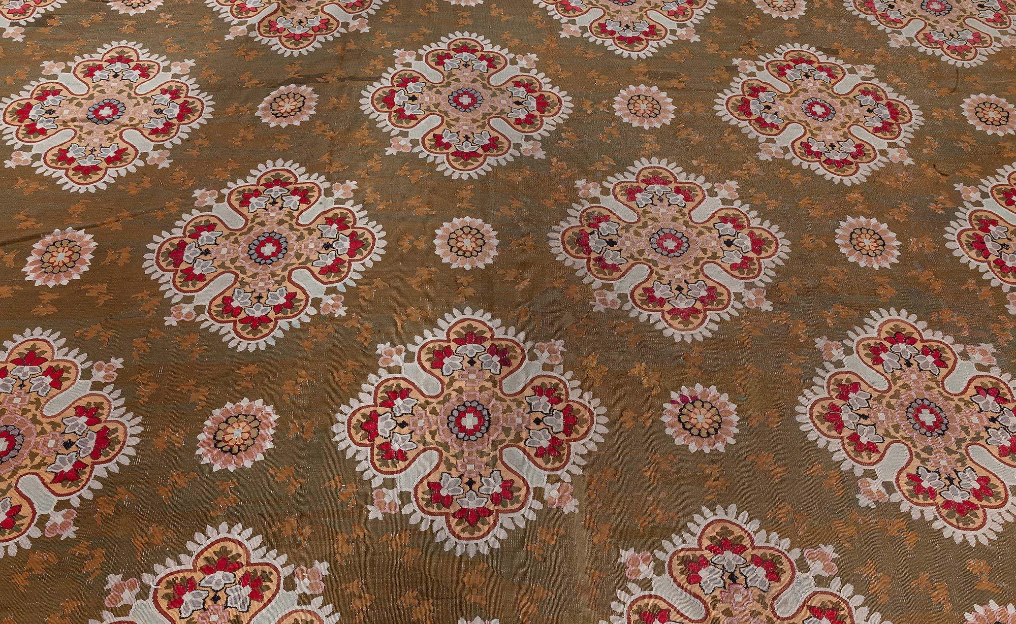 Français Tapis d'Aubusson français ancien Doris Leslie Blau (taille ajustée) en vente