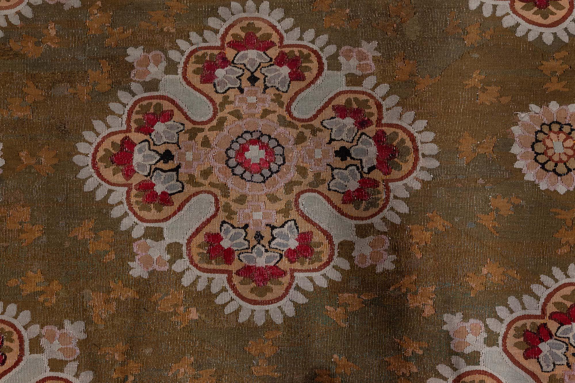 Antiker französischer Aubusson-Teppich (Größe verstellbar) (Handgeknüpft) im Angebot