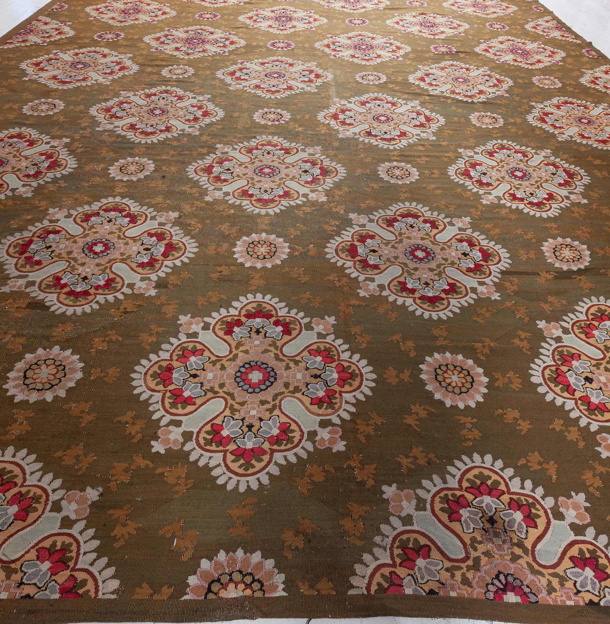 Antiker französischer Aubusson-Teppich (Größe verstellbar) im Zustand „Gut“ im Angebot in New York, NY